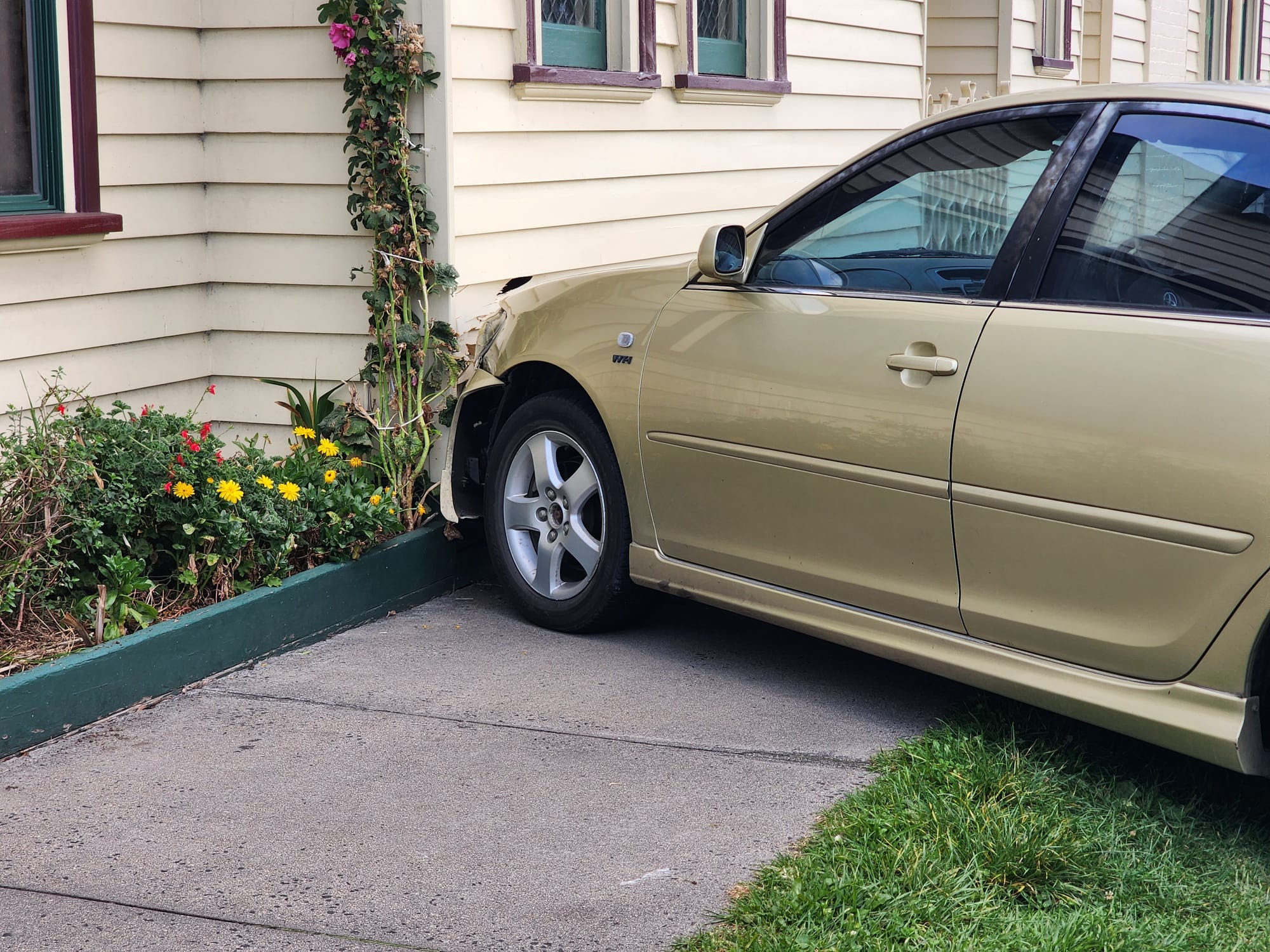 Vehicle collides with bookshop in Murray Street