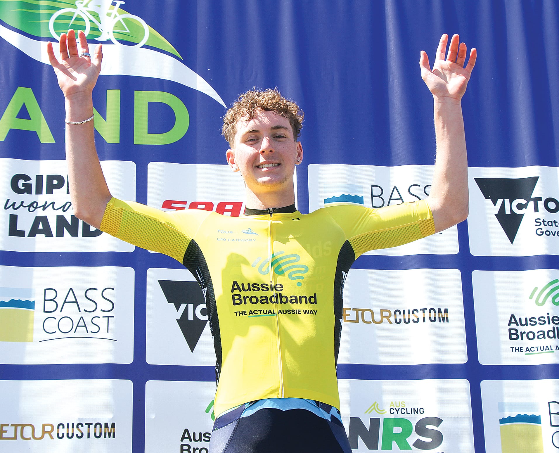 U19 men’s race winner Jameson Key (Van D’am Racing) accepting the yellow jersey at Phillip Island. B04_4124