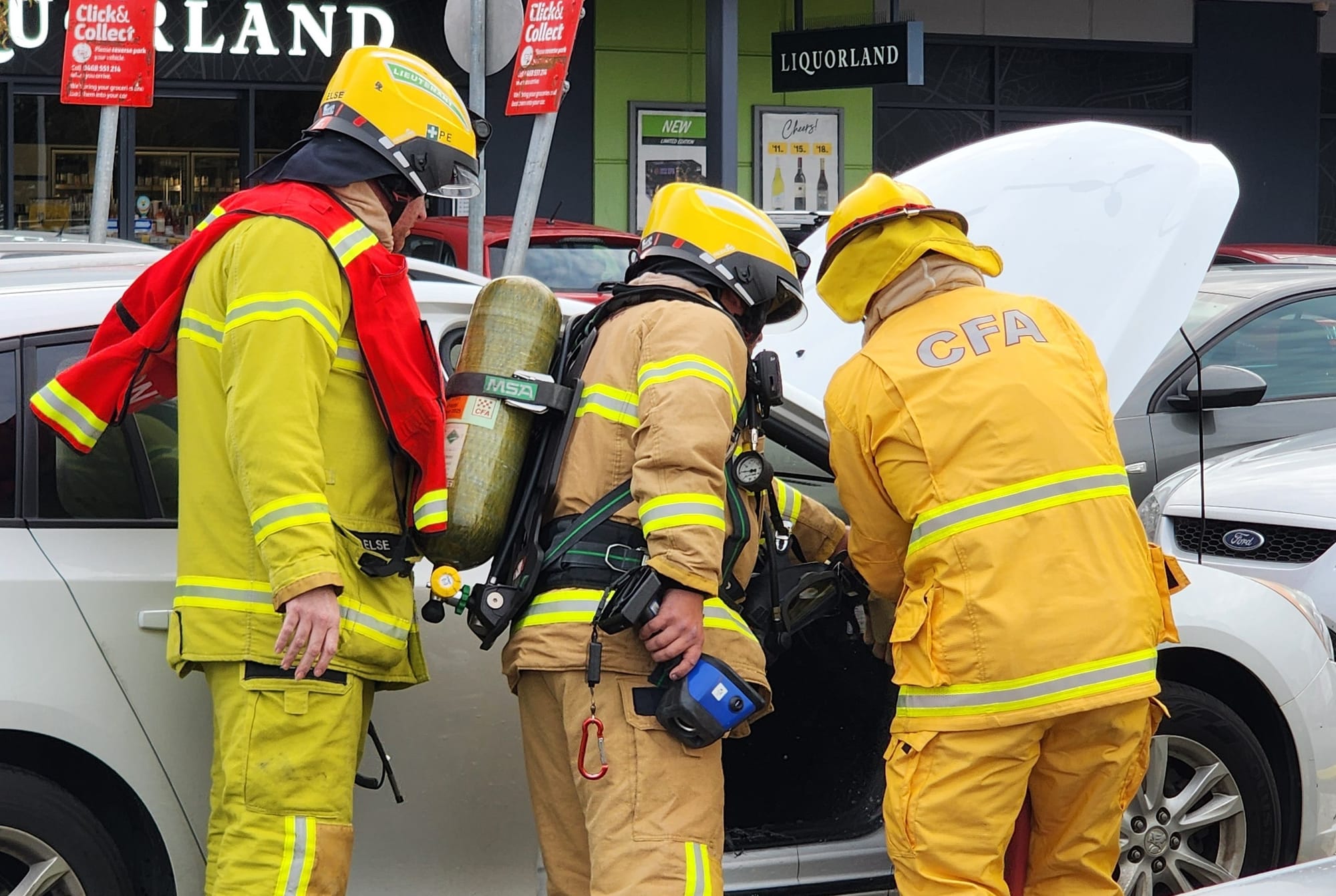Fire damages car at plaza