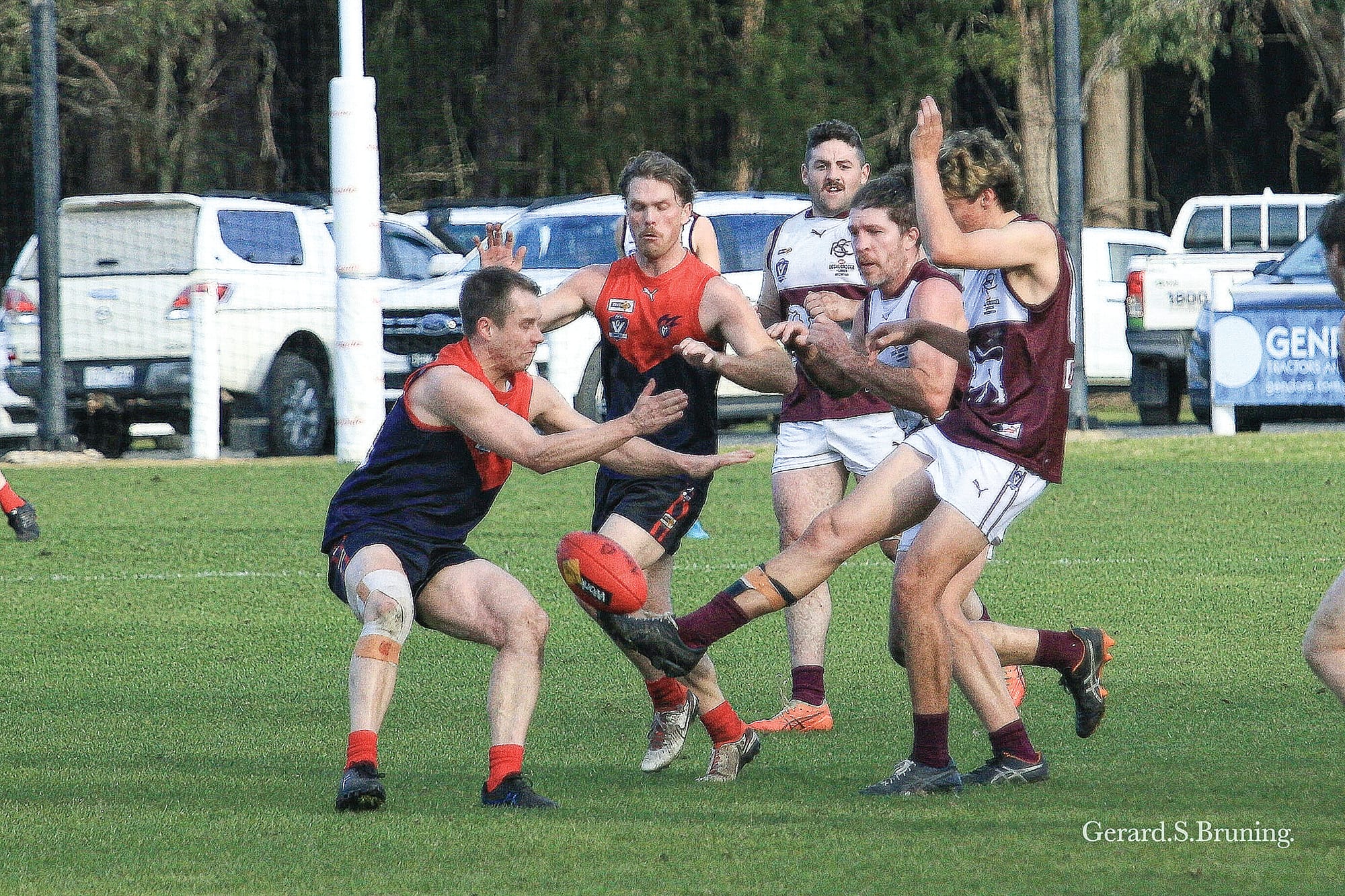 Stony Creek kicks under pressure from MDU. Photo: G.S. Bruning.
