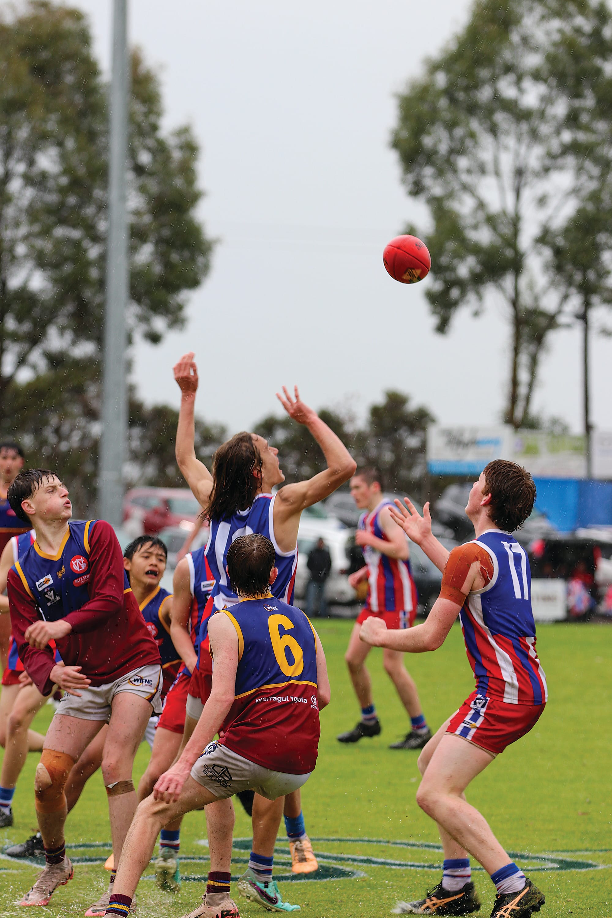 Bulldogs Jack Mascaros and Parker Trappett put pressure on Warraguls Matthew Cornwall. Z10_3824