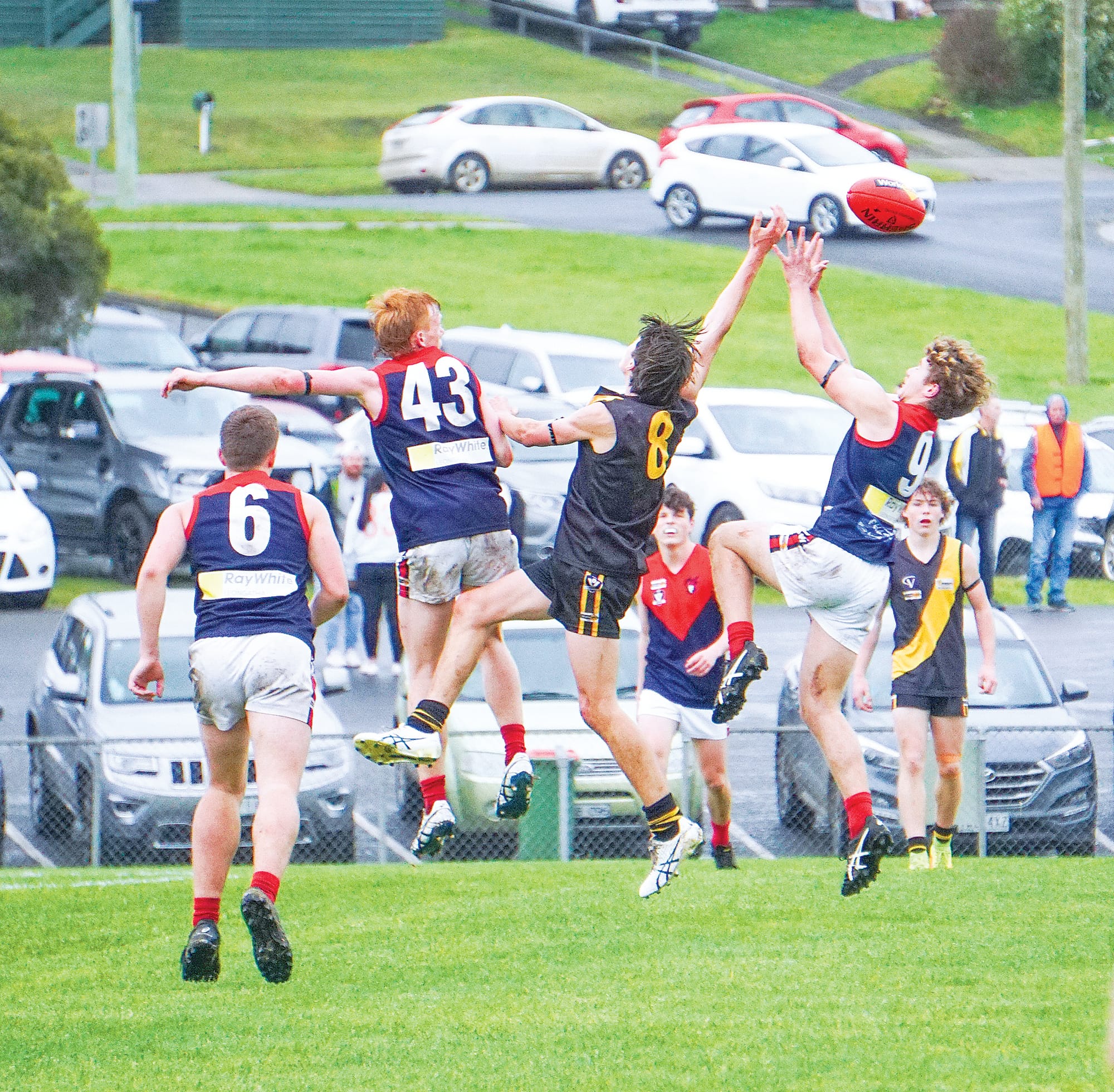 The Tiger’s Jesse Chila and MDU’s Timothy Hibberson go for the mark in the final minutes of the game. Ns033722