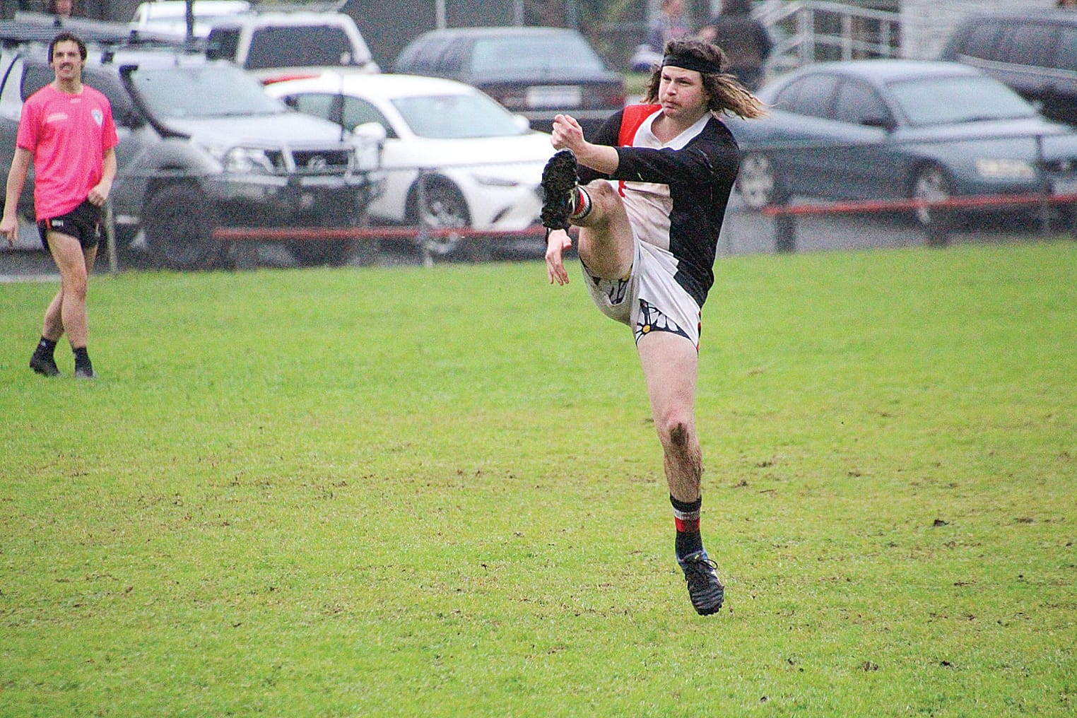 Jono Hewitt makes not mistake with this scoring shot at goals.