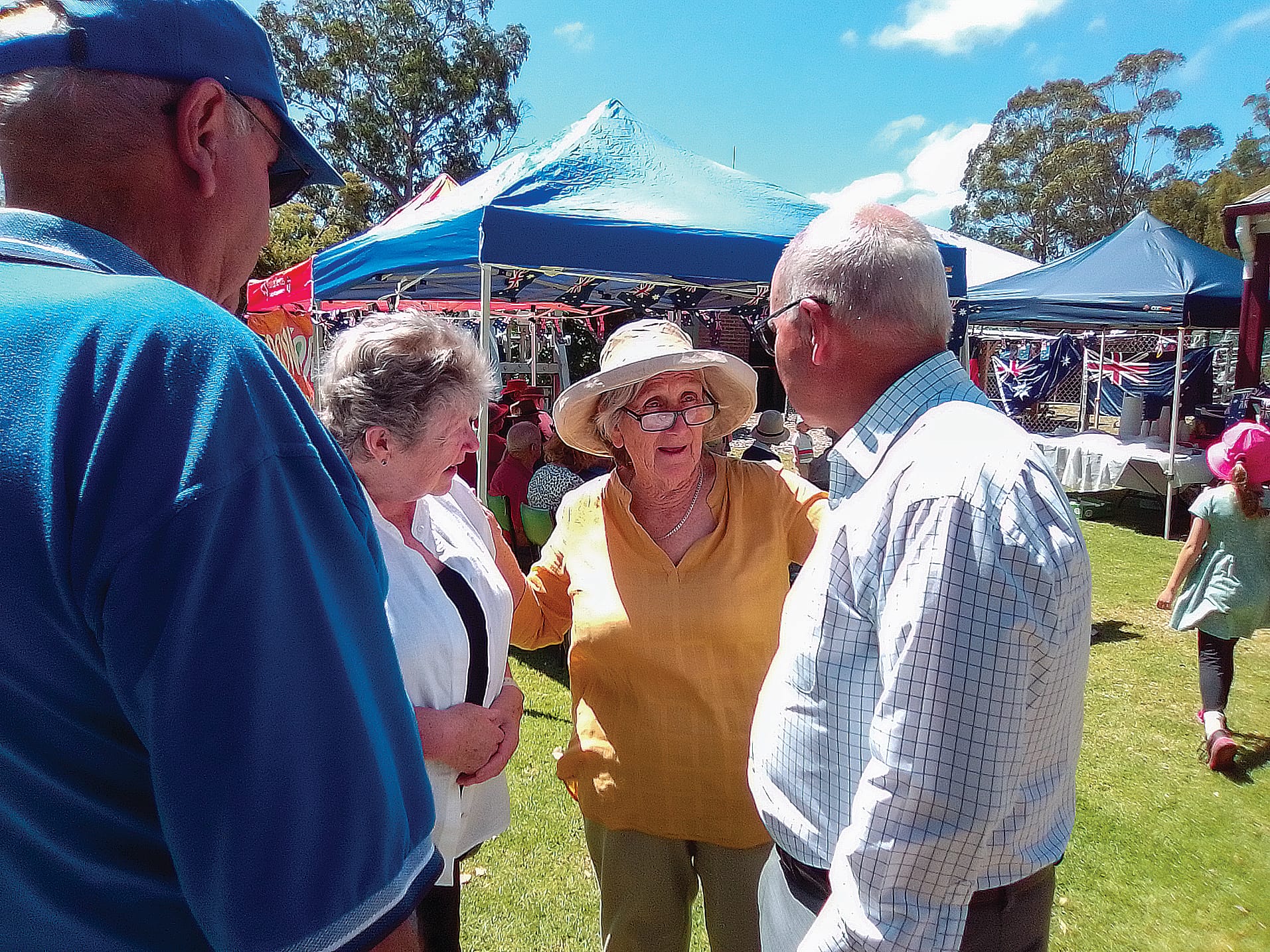 Foster Rotary’s Volunteer of the Year Awardee, Prue Fleming talking with Rotary’s Pre Lyn Linton, co-ordinator of the Award, Dr Laurie Wharfe. 
