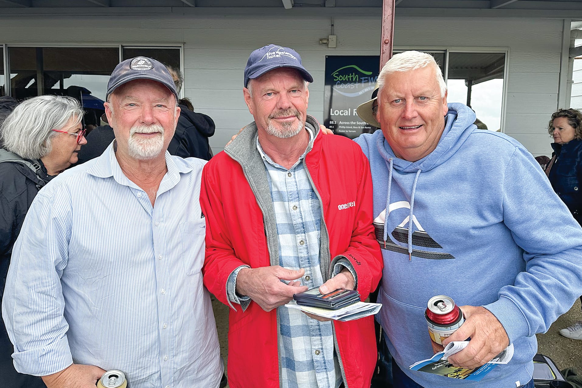 Stephen Ellis, Bruce Atkins and Barry McGowan weren’t having much luck on the horses but were having fun and that was the important thing they said. ob07_0124