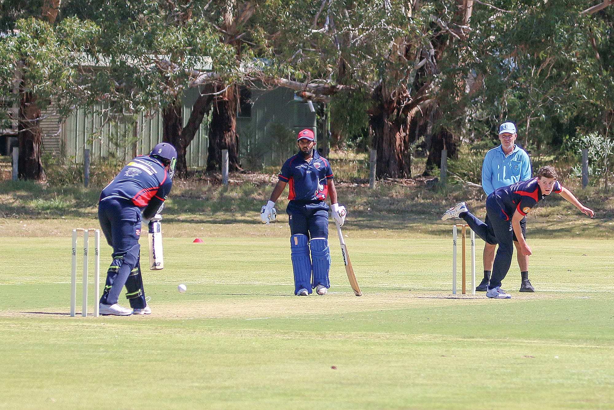 Lewis Rankin sends it down the pitch to Mitch McGrath. ob21_0325