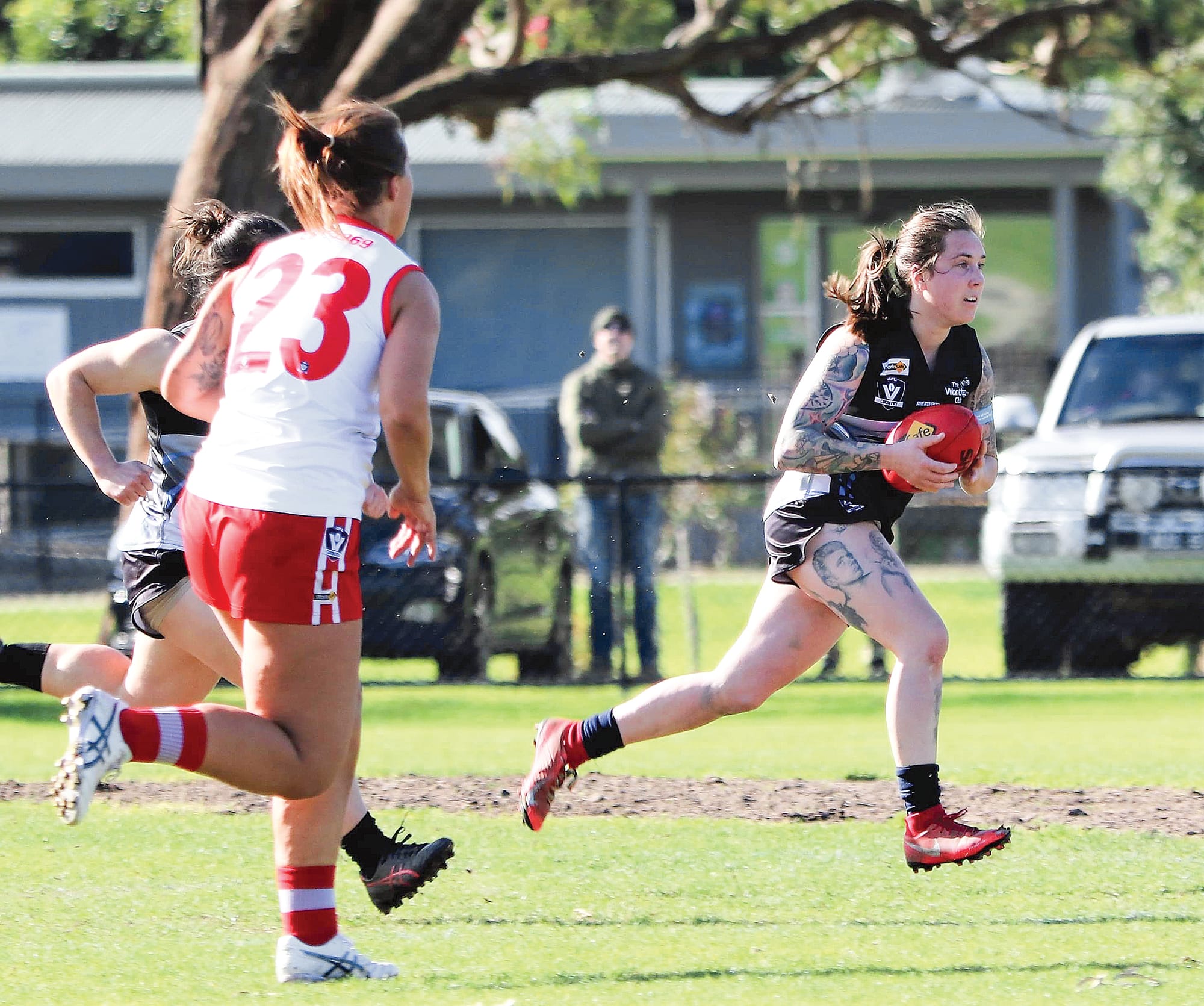 Tayla Tatterson finds some space during Saturday’s match against Karingal.
