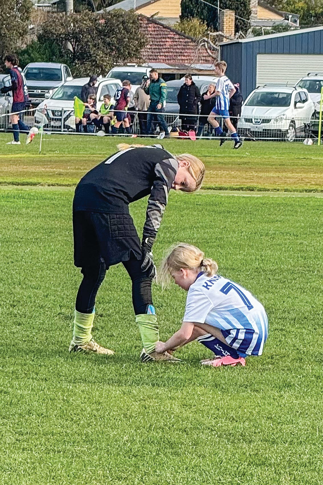 Leongatha’s Katelyn helping her Korumburra opponent tie her shoelaces in a wonderful display of sportsmanship. 