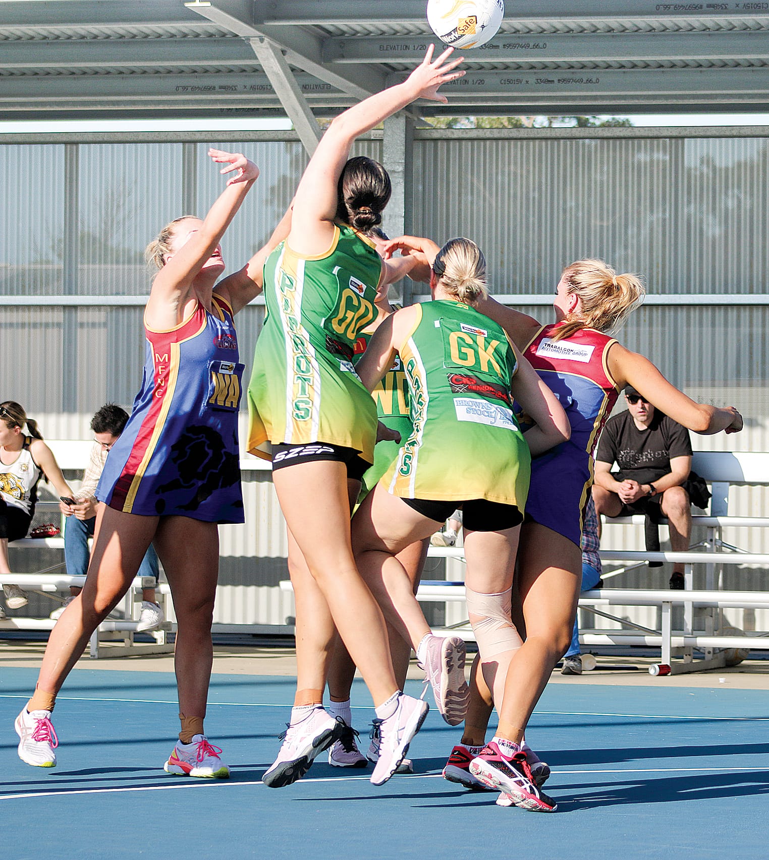 Players from both sides go in hard during
Leongatha’s convincing qualifying final win in A Grade. A37_3522