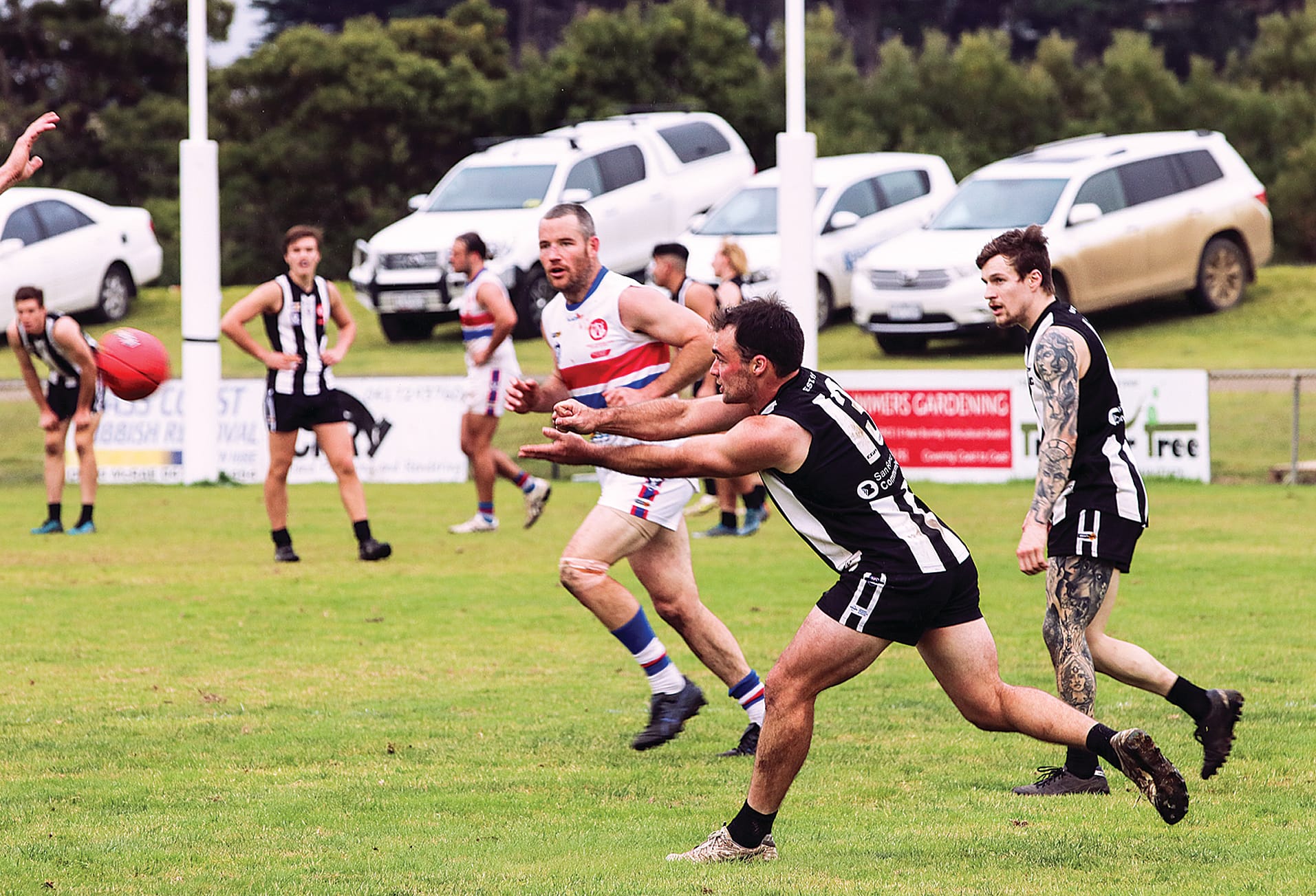 Dalyston’s Robert Davey targets an option in the final quarter and handballs out of the Island’s 50. Z37_3022