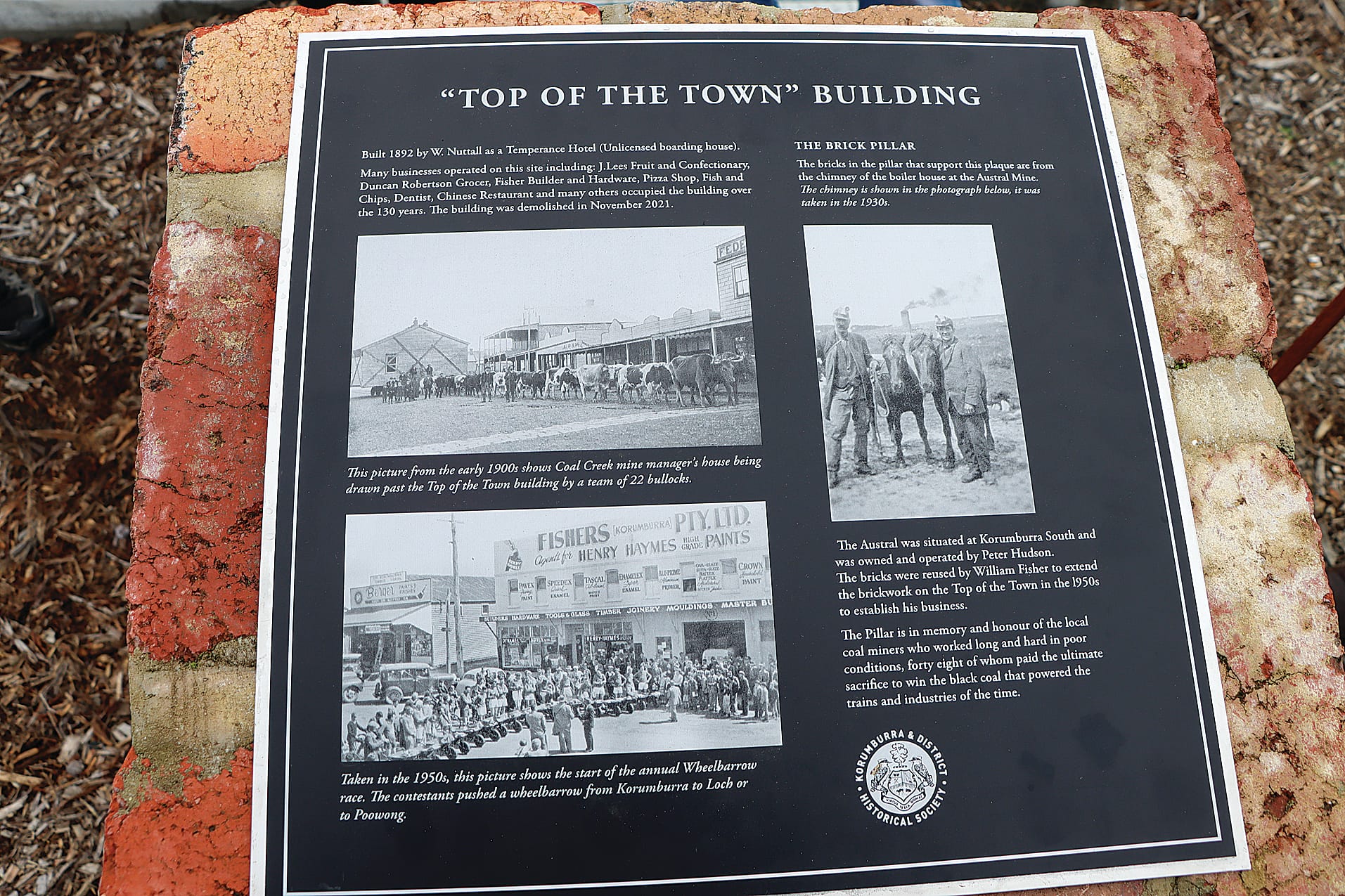 This informative plaque includes a fantastic photo from the 1950s of the annual wheelbarrow race starting in front of the ‘Top of the Town’ building, then Fishers. A16_2824