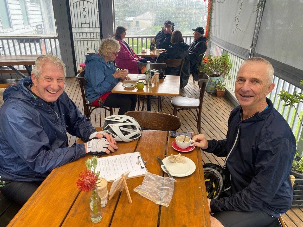 Alice Springs visitors Rudy and Lester from Alice Springs had no problem with the rain, decaling it made a nice change from living in the desert. Staying over night in a nearby Airbnb certainly helped.