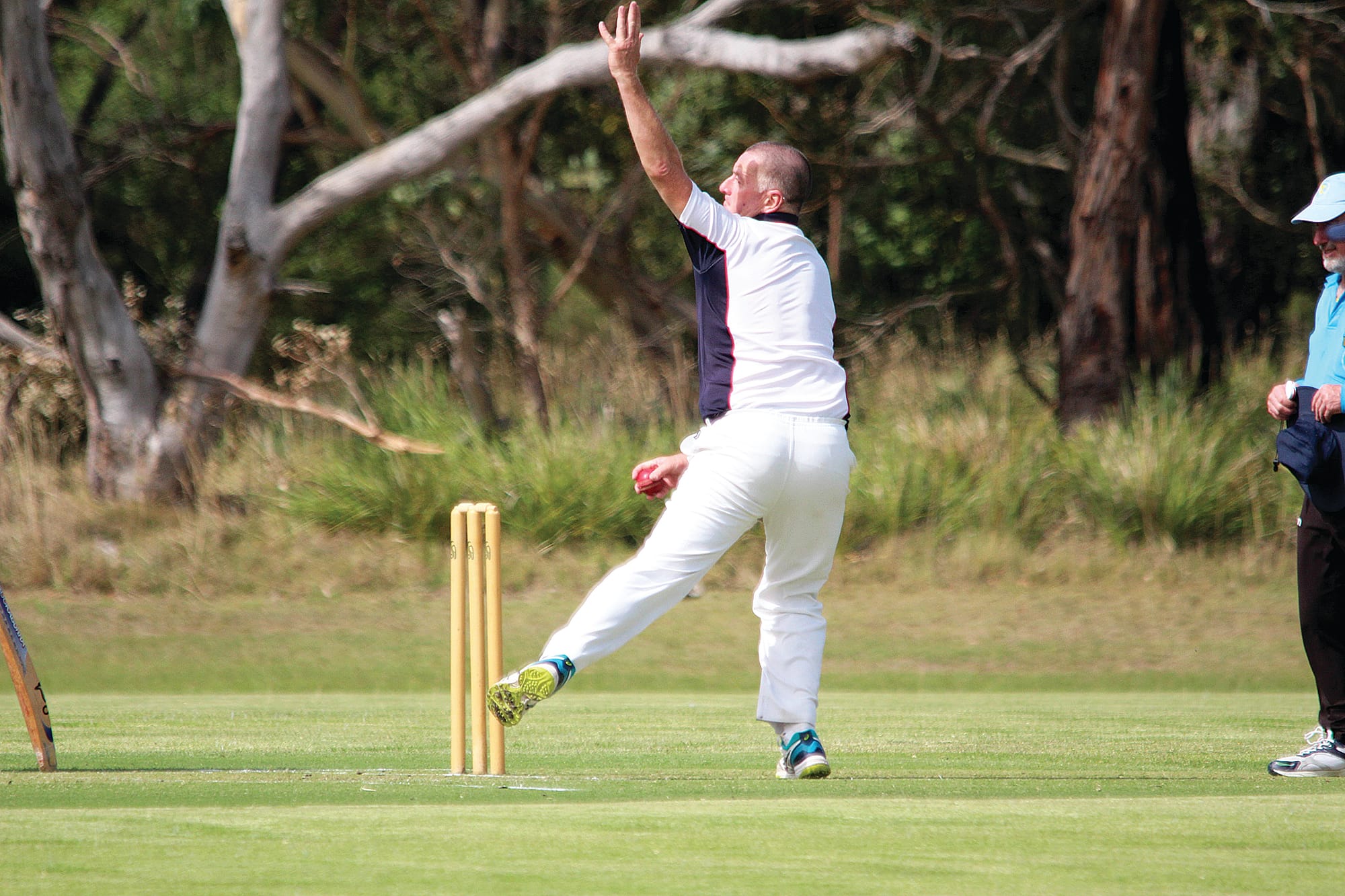 Mark Cantwell bowls for MDU in their win over Phillip Island. B10_1223
