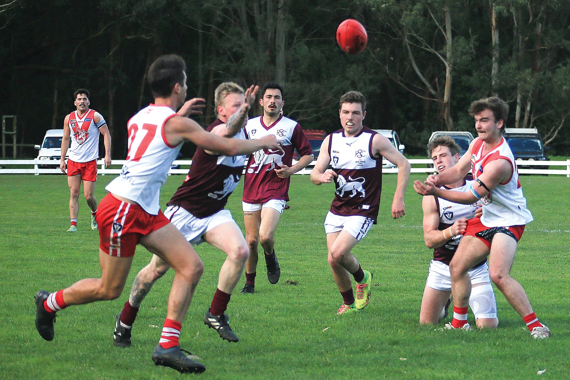 The two ‘creeks’ close in the ball. Photo: Gerard Bruning
