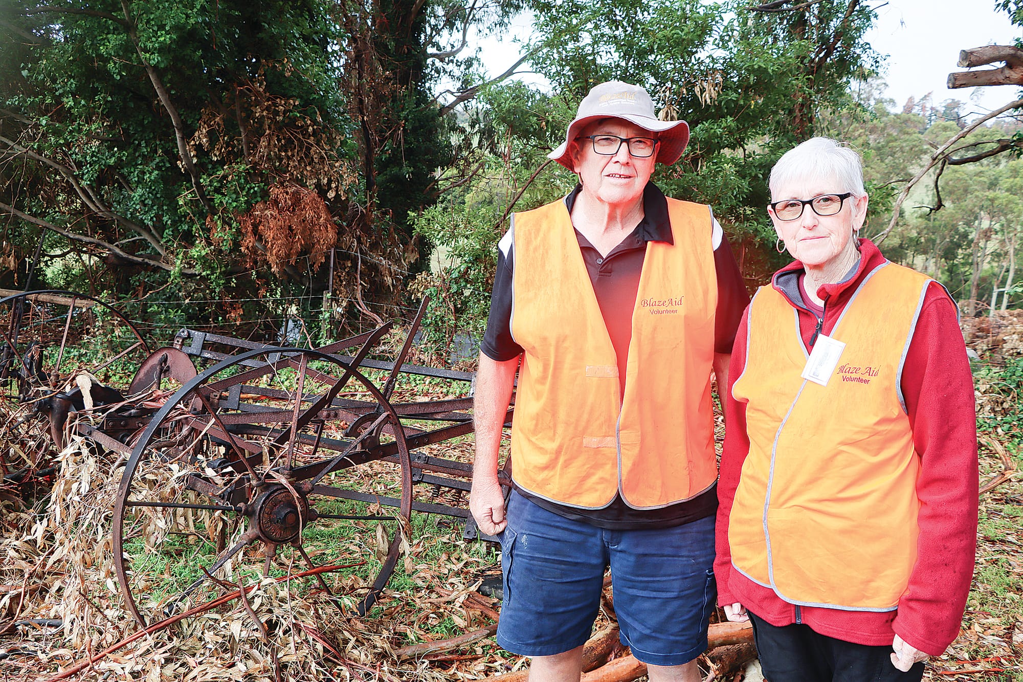 BlazeAid coordinators Greg and Karen Noble visit Emma Joy’s Mirboo North farm at which other volunteers are working. A04_1624