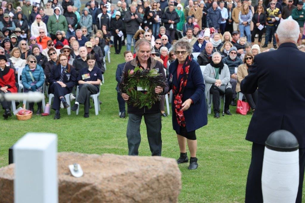 Gordon Skidmore lays a wreath at San Remo on behalf of the Vietnam Veterans Association.
