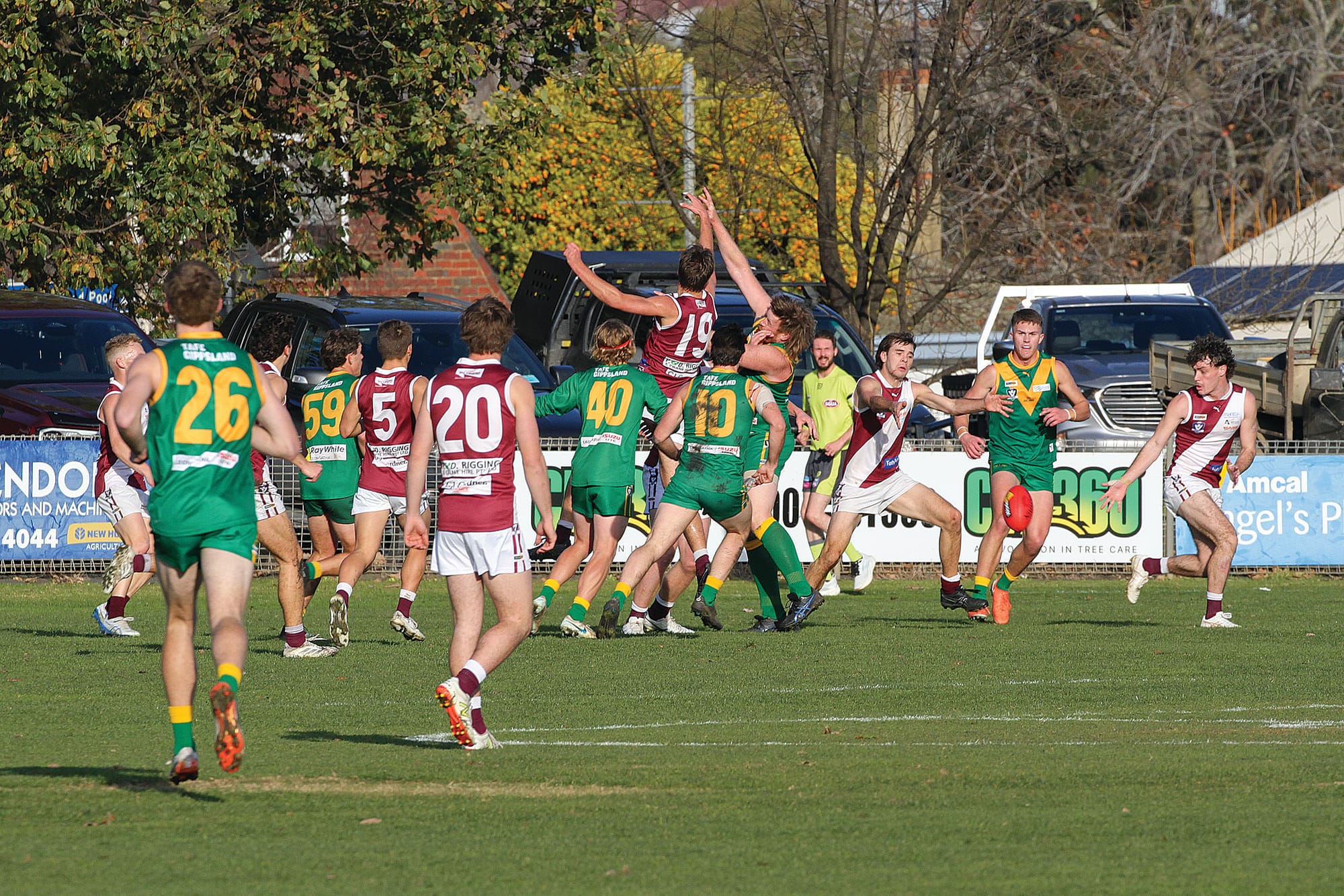 Tyler Anderson loses touch as the Maroons’ onballers look to keep the Sherrin in play. B66_2525