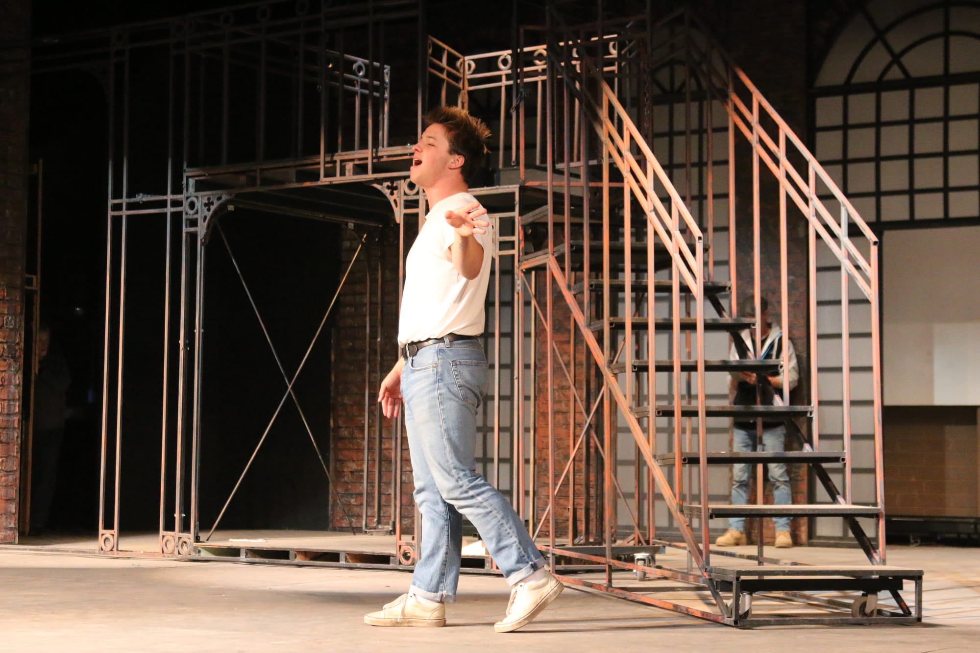 Jonah van Stekelenburg sings in front 
of the elaborate set in his role as Lola 
during rehearsal.
