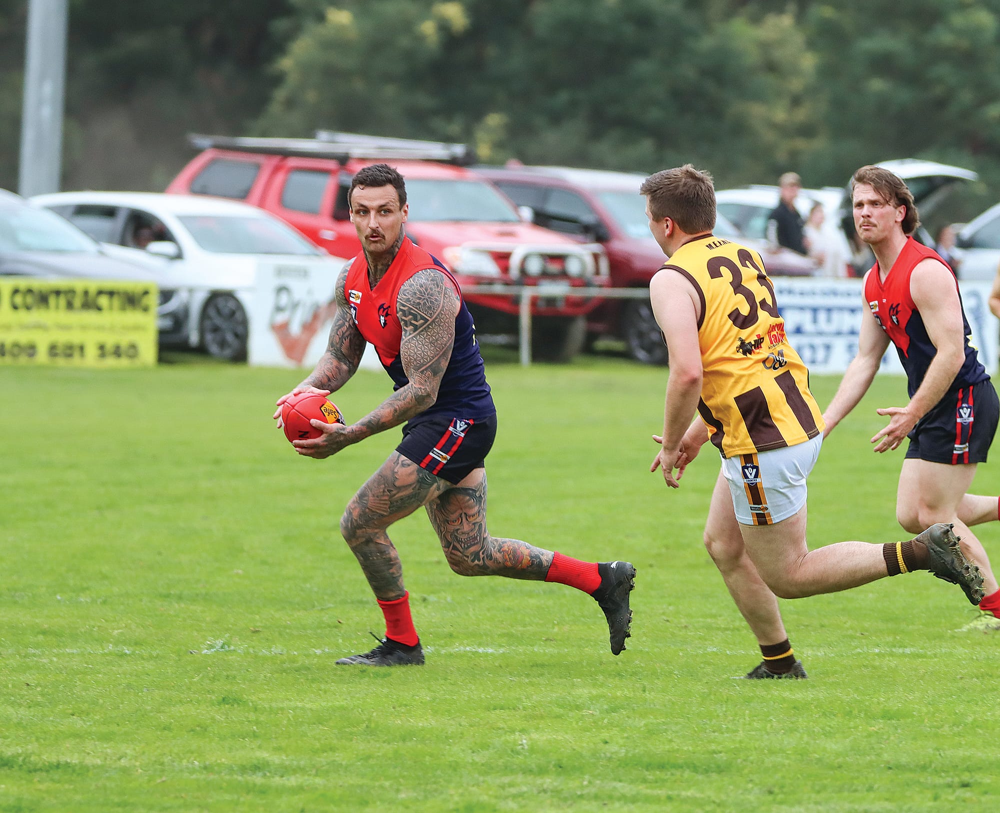 Jake Brydon looks for an option for MDU during its win over Morwell East. A36_3523