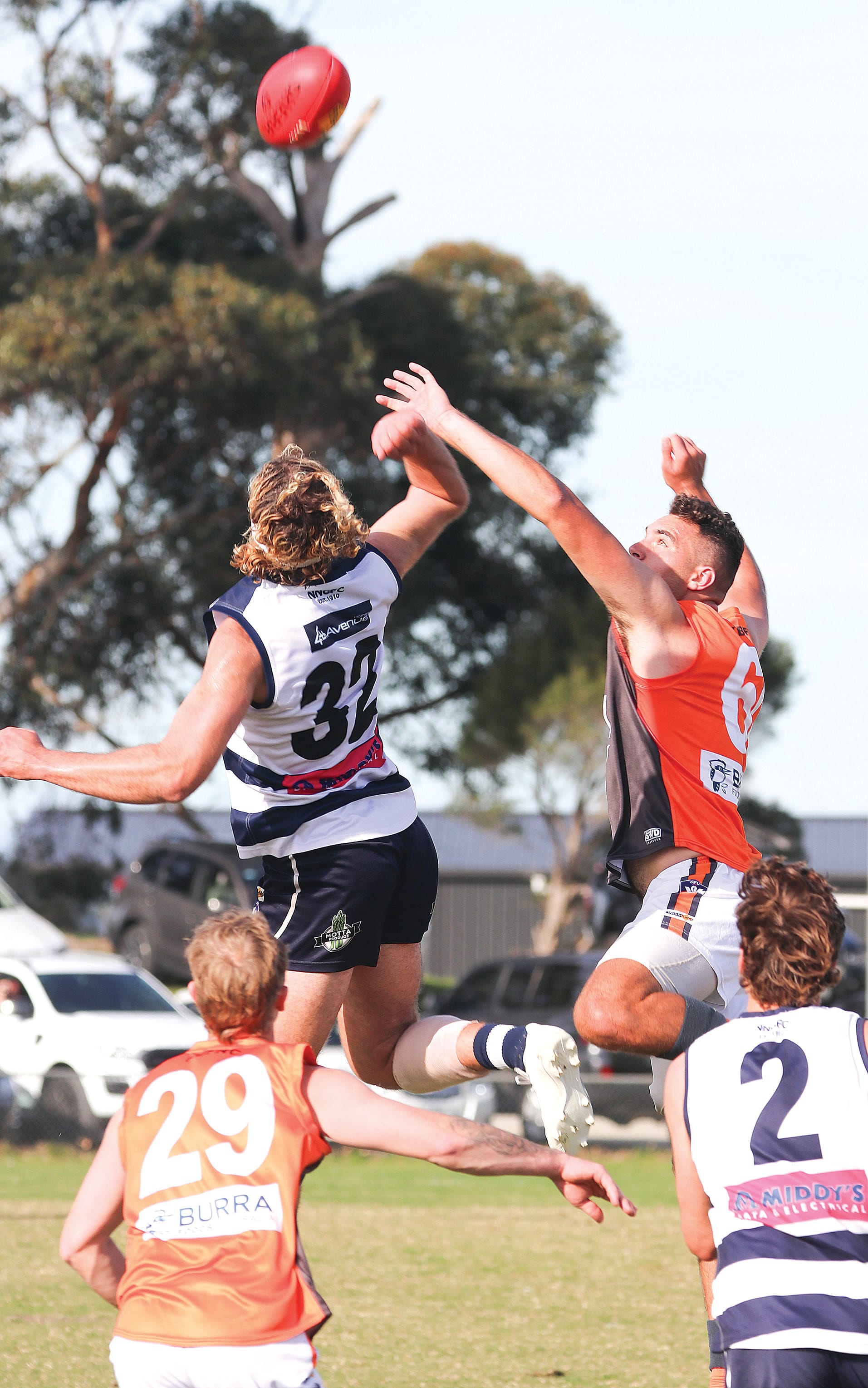 Nar Nar Goon’s Eamon Trigg against Korumburra-Bena’s Evan Allaway in a ball up. Z36_1924