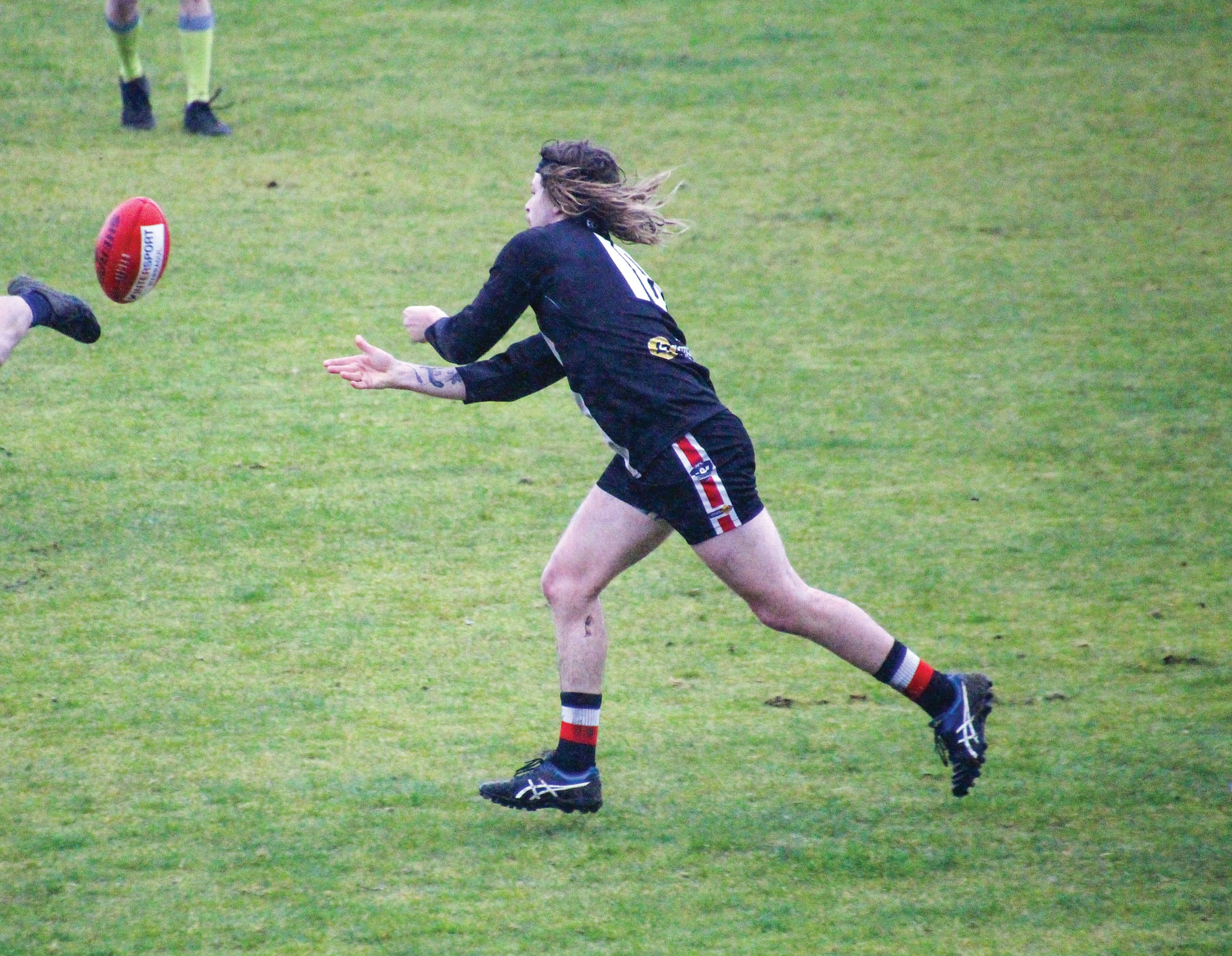 Jono Hewitt sends it off during Nyora’s final match.