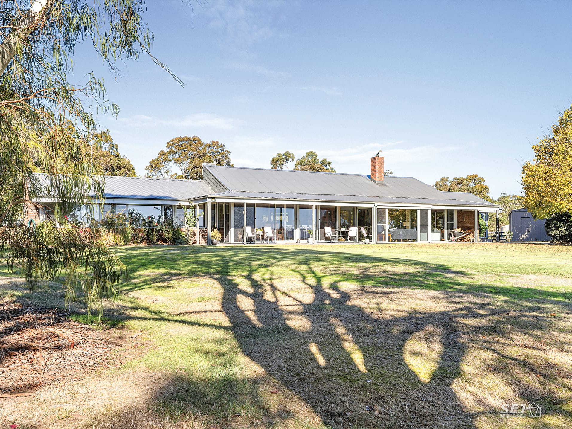 Rural living, minutes from town