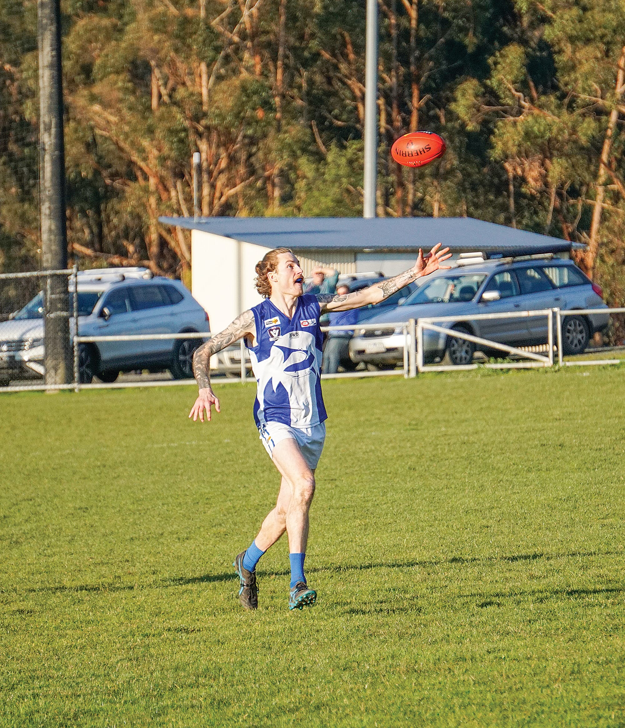 The ball is just out of possession. ns05_2824