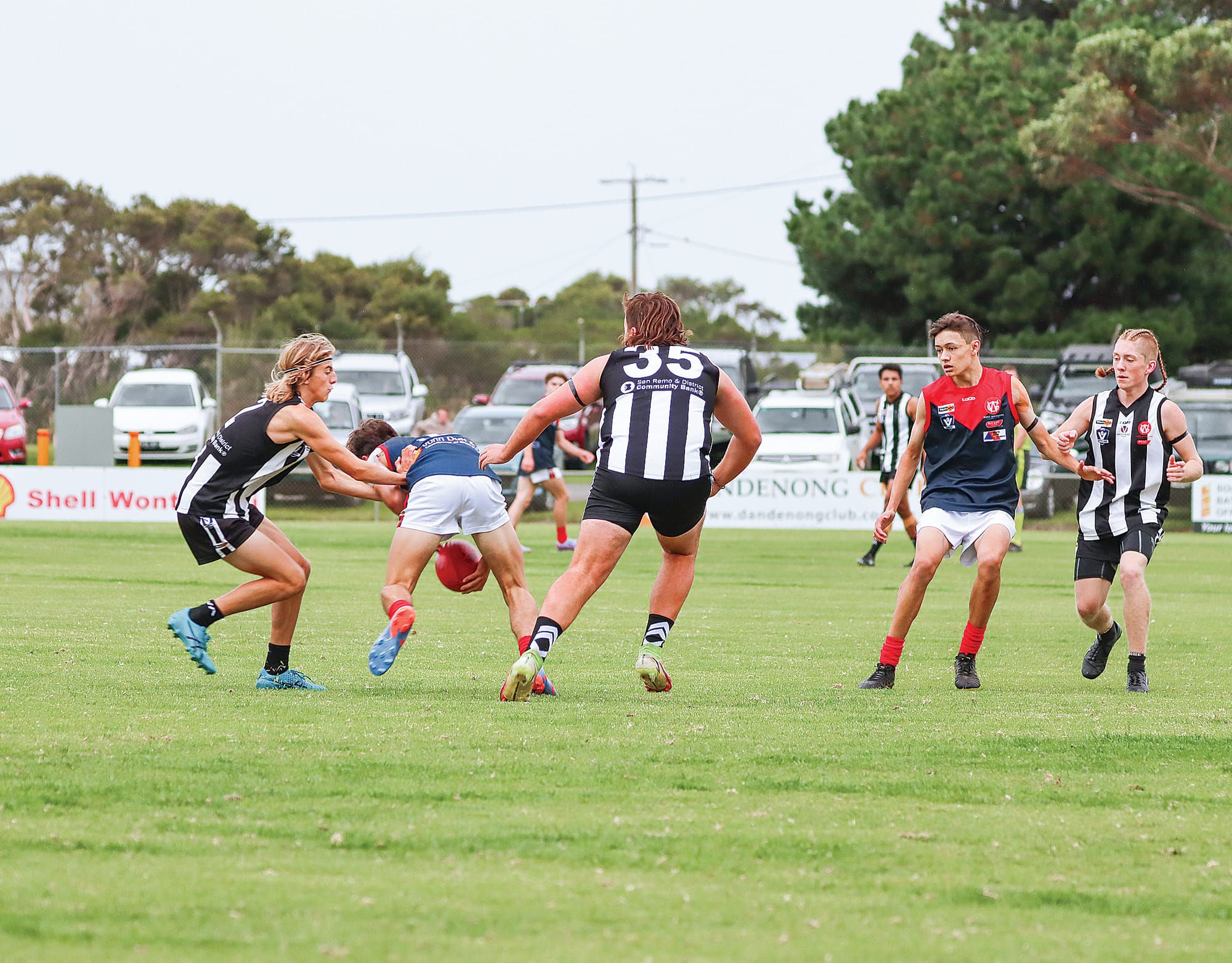 Dalyston and Koo Wee Rup compete for the footy during the first term of the Under 18s.