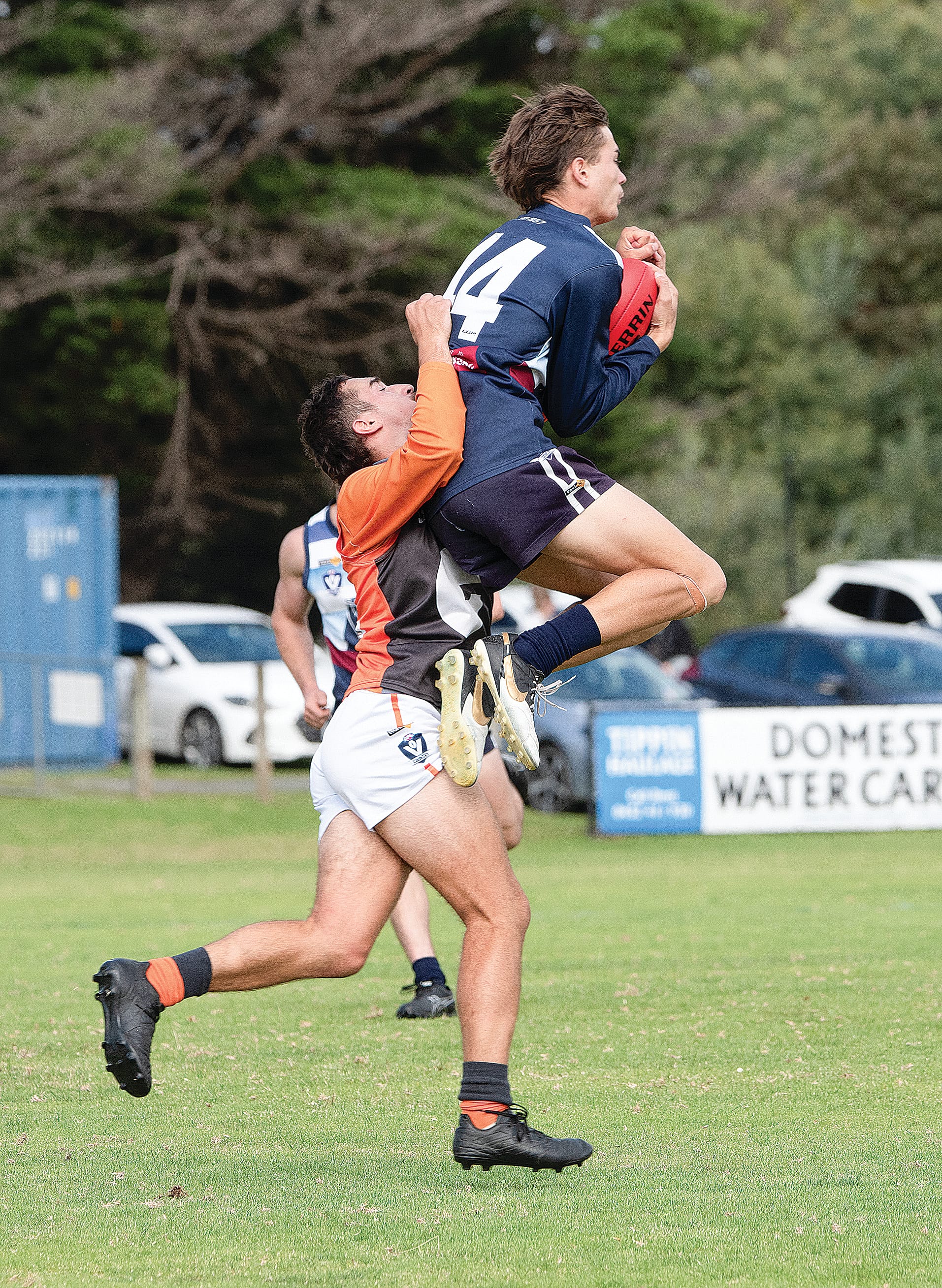 A flying mark for the Panthers’ Owen Thomas over the Giants’ Kodie Walker.