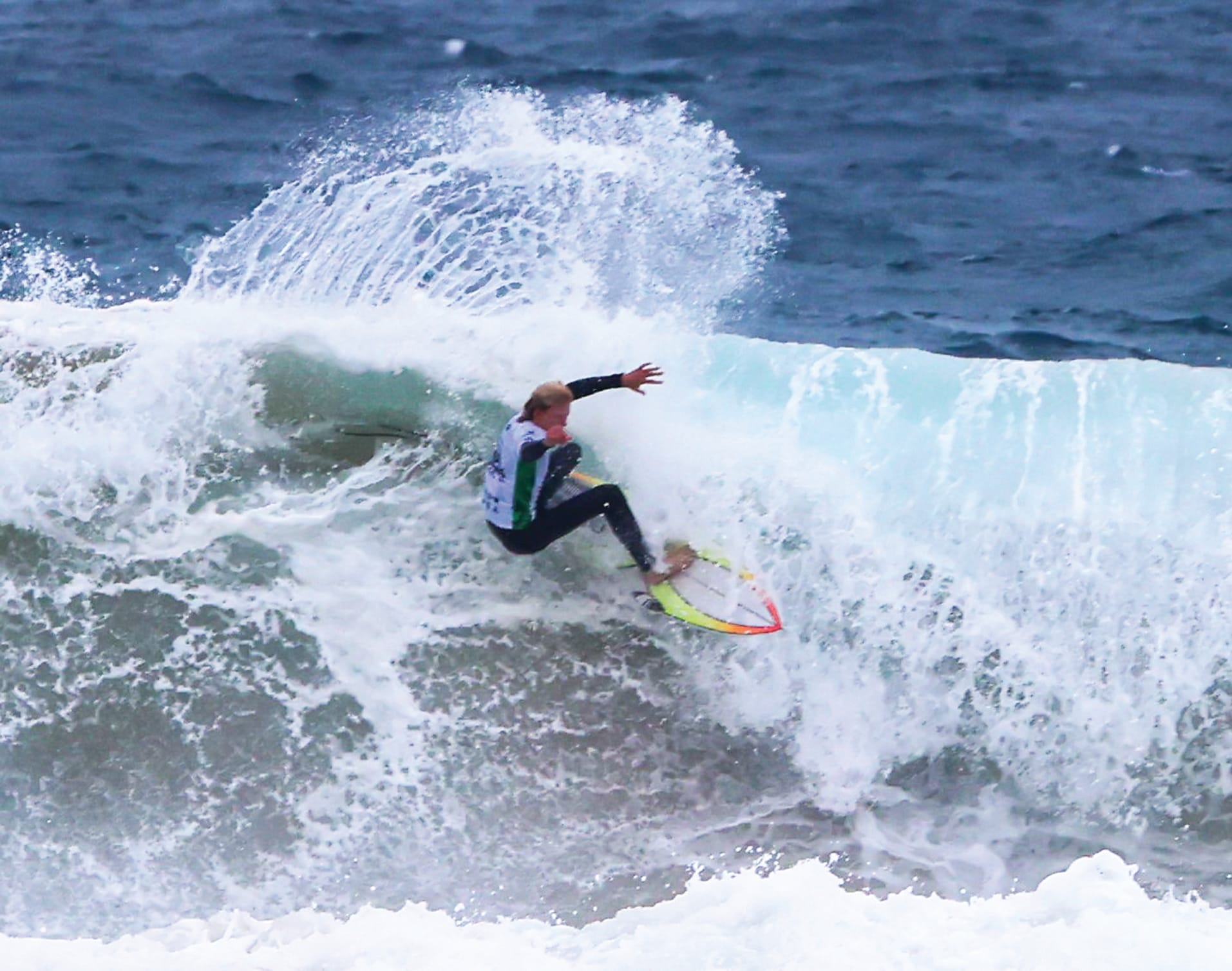 Jesse Siedmiogrodzki of WA pulled off a great take-off on this heavy wave at Woolamai last Sunday, in the Under 18 boys during the first day of the 2023 Woolworths Australian Junior Surfing Titles however he only scored 2.95 for the effort when he needed a 5.
