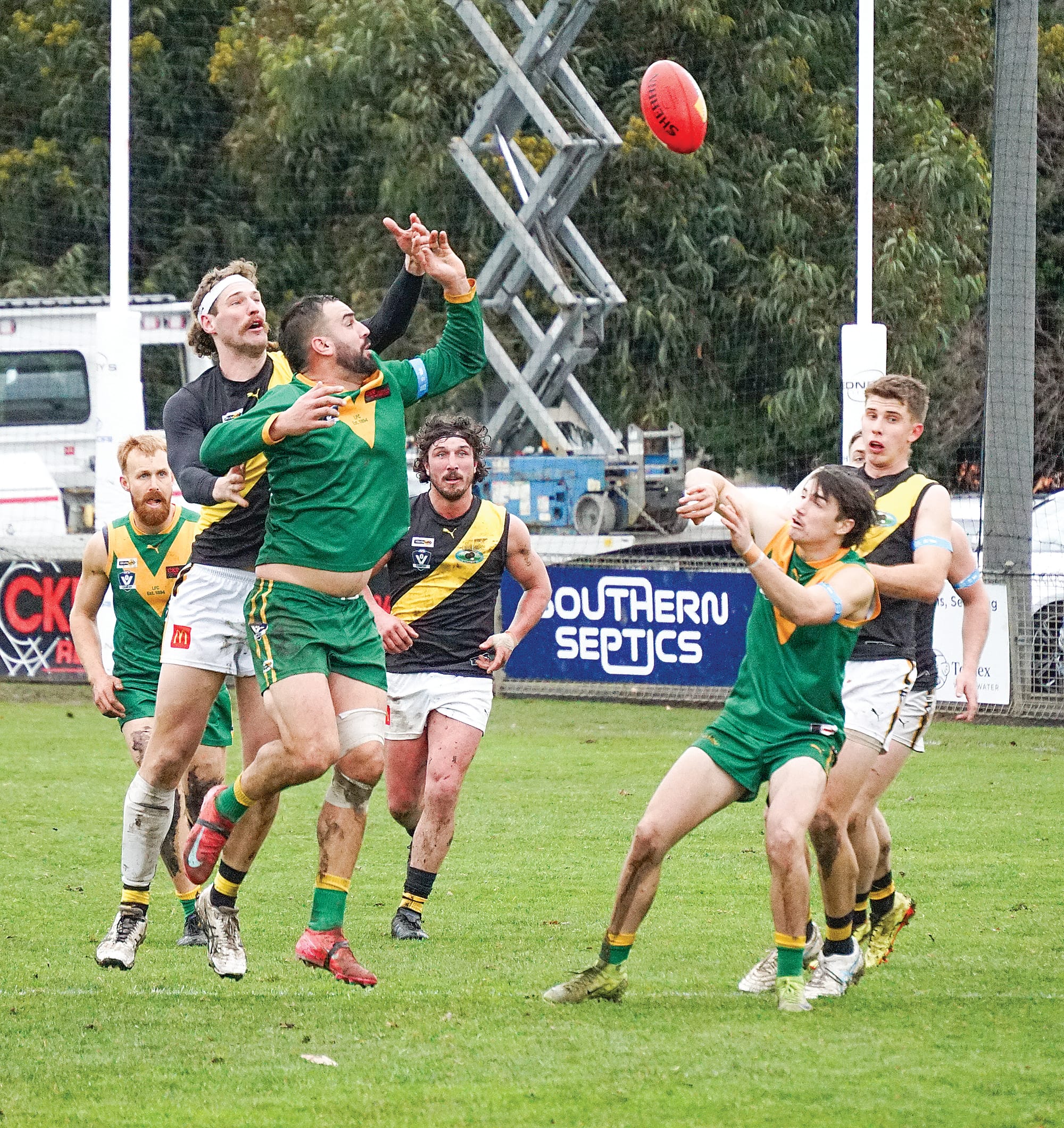 The Parrots and Morwell battle for possession. ns19_3025