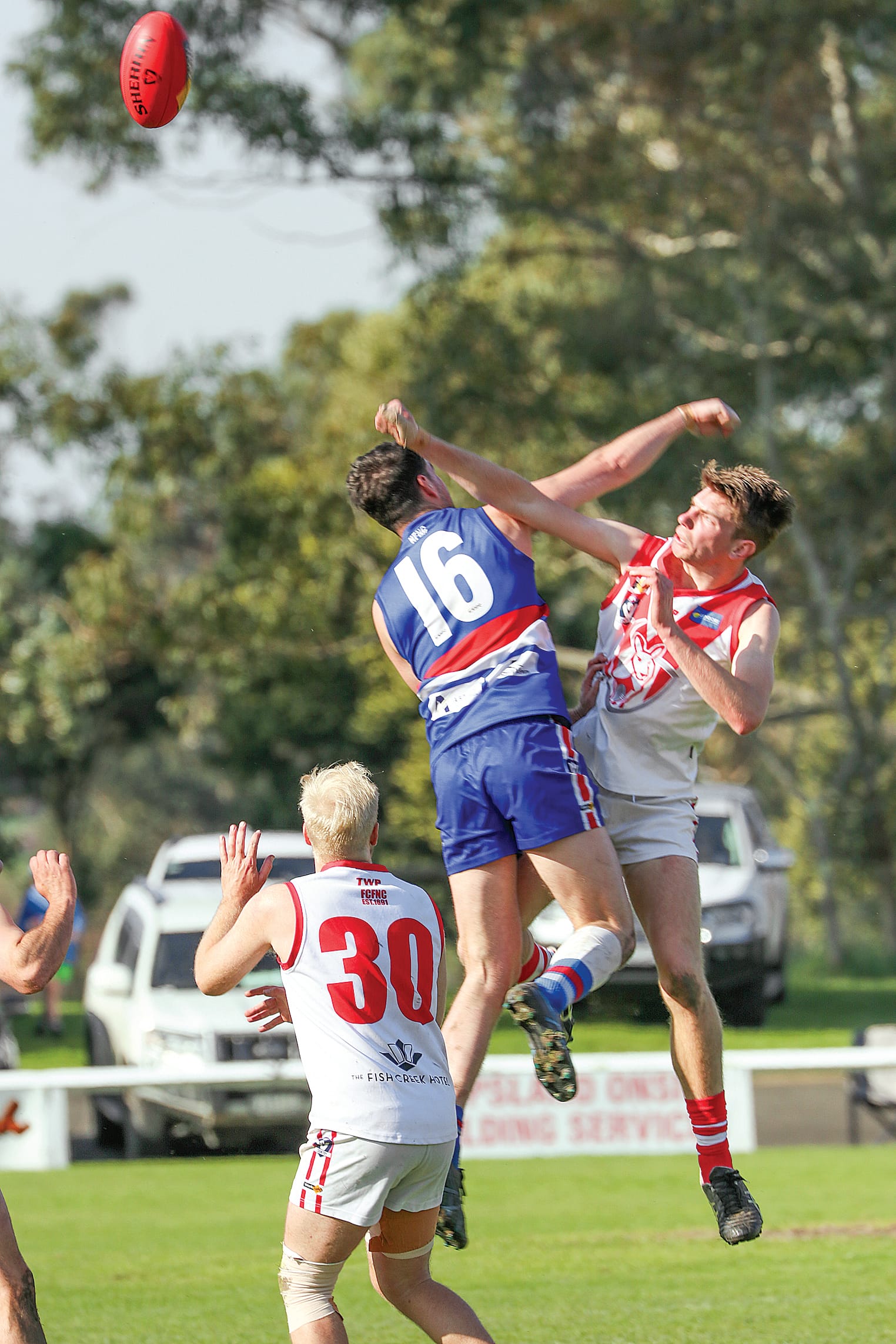 Fish Creek’s Lachlan Gale wins the clearance contest against Josh Pearce. Z14_3623