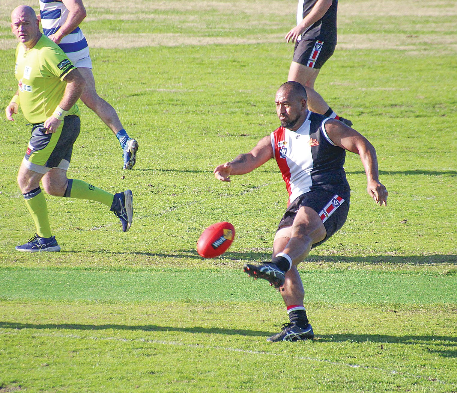 O'Pili Paora sends the footy forward for Nyora.