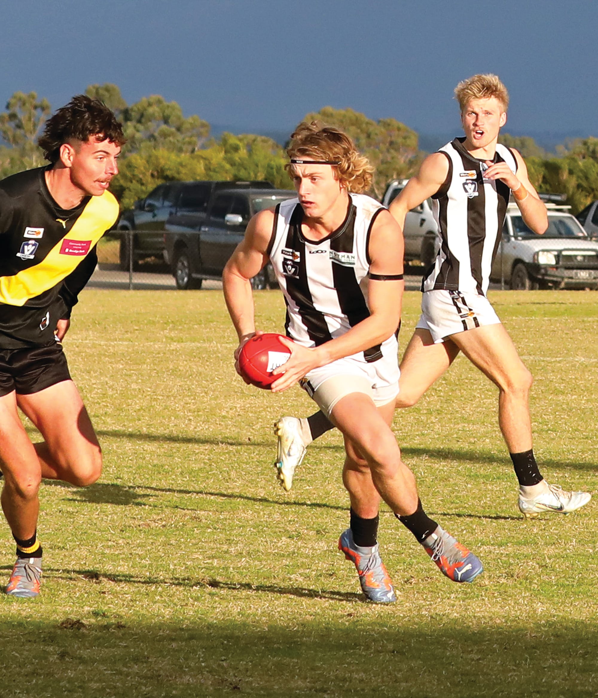 Mitch Molloy outpaces his Lang Lang opponent.