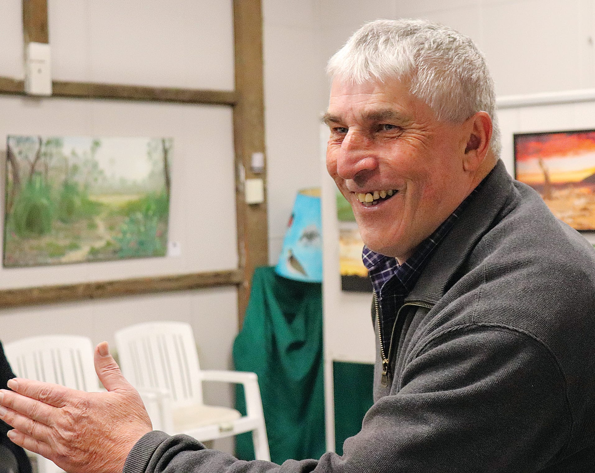 Alan Bolding expertly conducted the final art auction. 