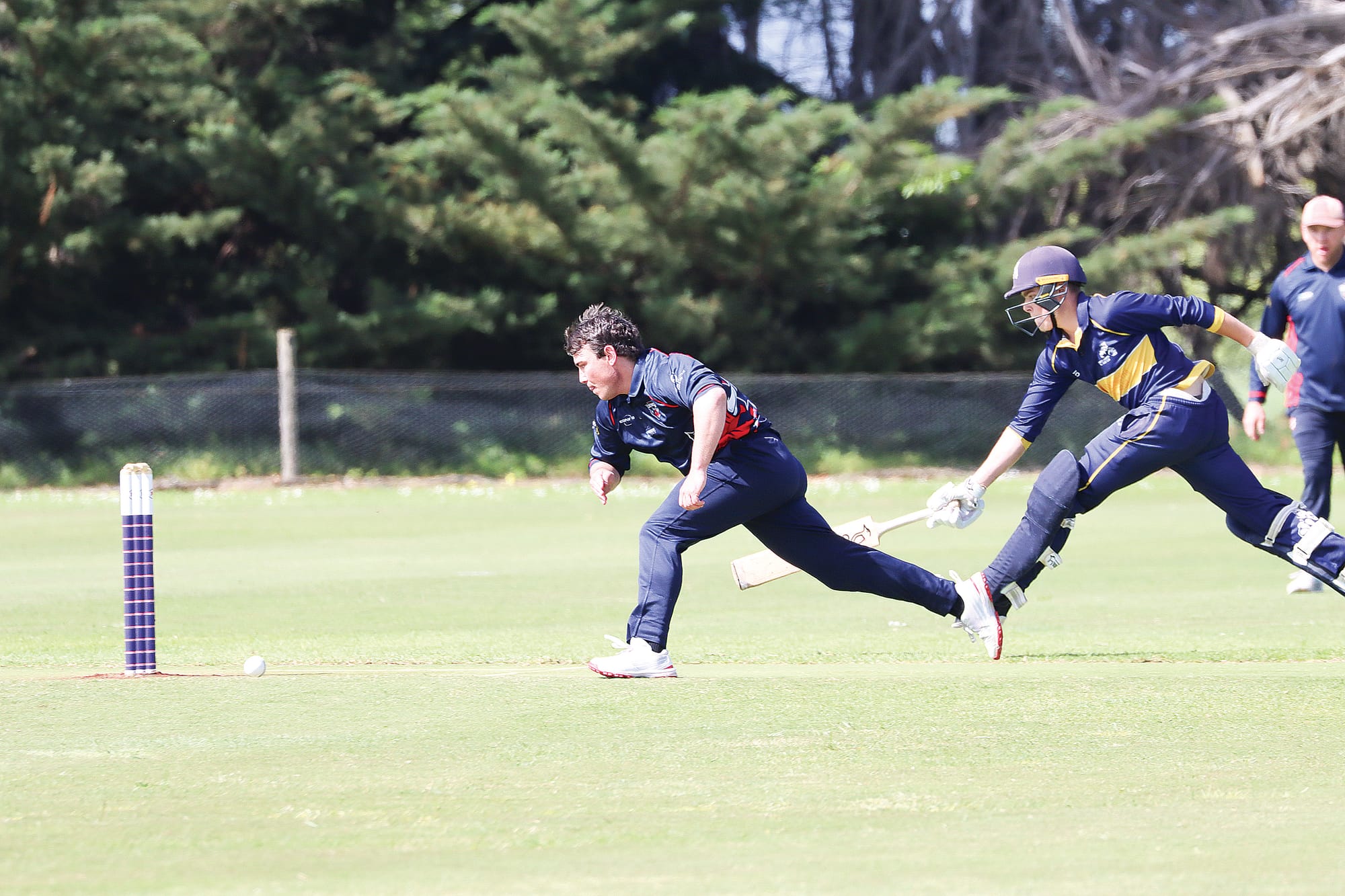 MDU’s Max Murray races Koonwarra Leongatha RSL’s Harry Scrimshaw as the latter scrambles to make his ground. A42_4225