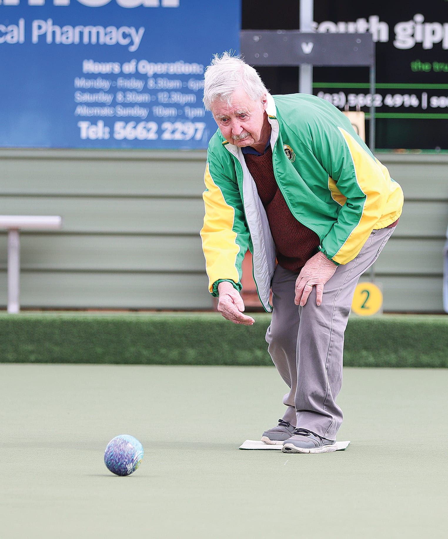 Jeff Pendergast bowls, his shot on the money despite having long used a ‘bowling arm’. A03_4625