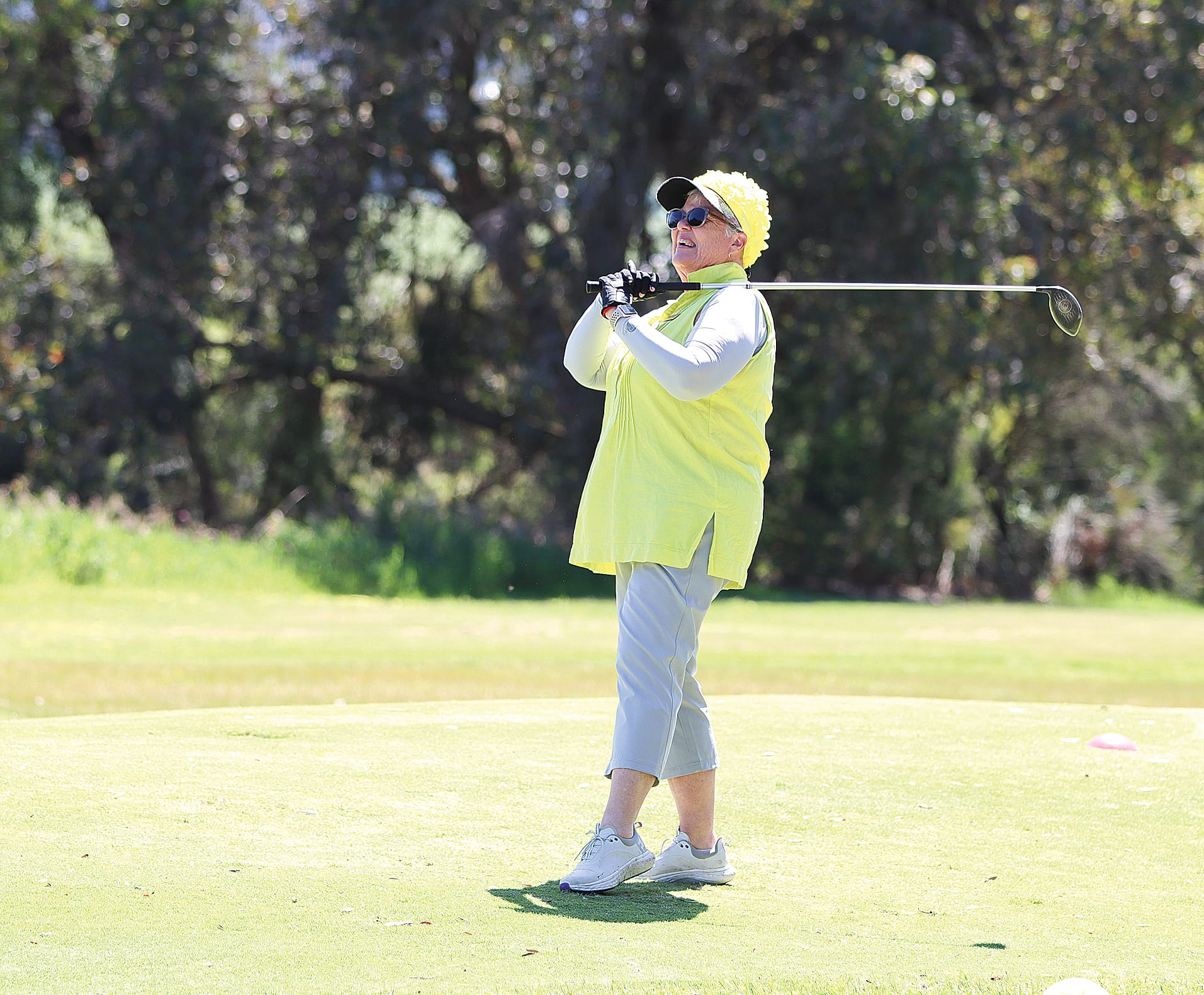 Robin Smith advances down the fairway, looking the part for the ‘Doing it for Jarrod’ golf day in her daffodil hat. A15_4425