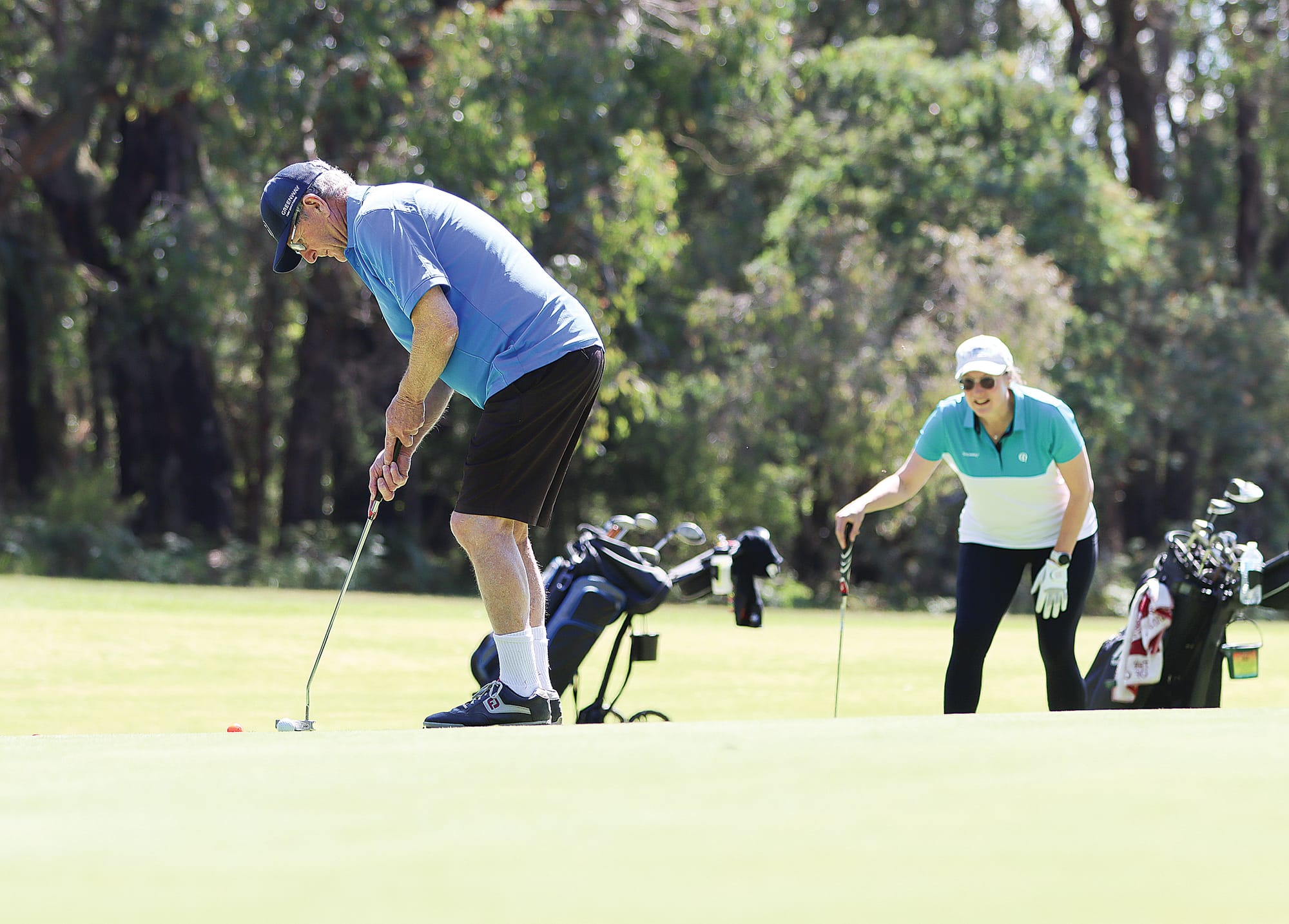 Sue Phillips keeps a close eye on David Mock’s putt. A14_4425