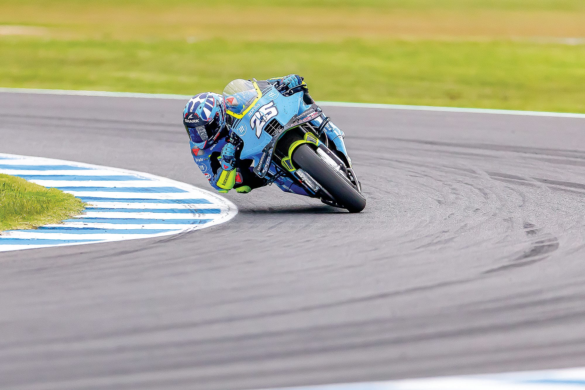 Fernandez takes Island win