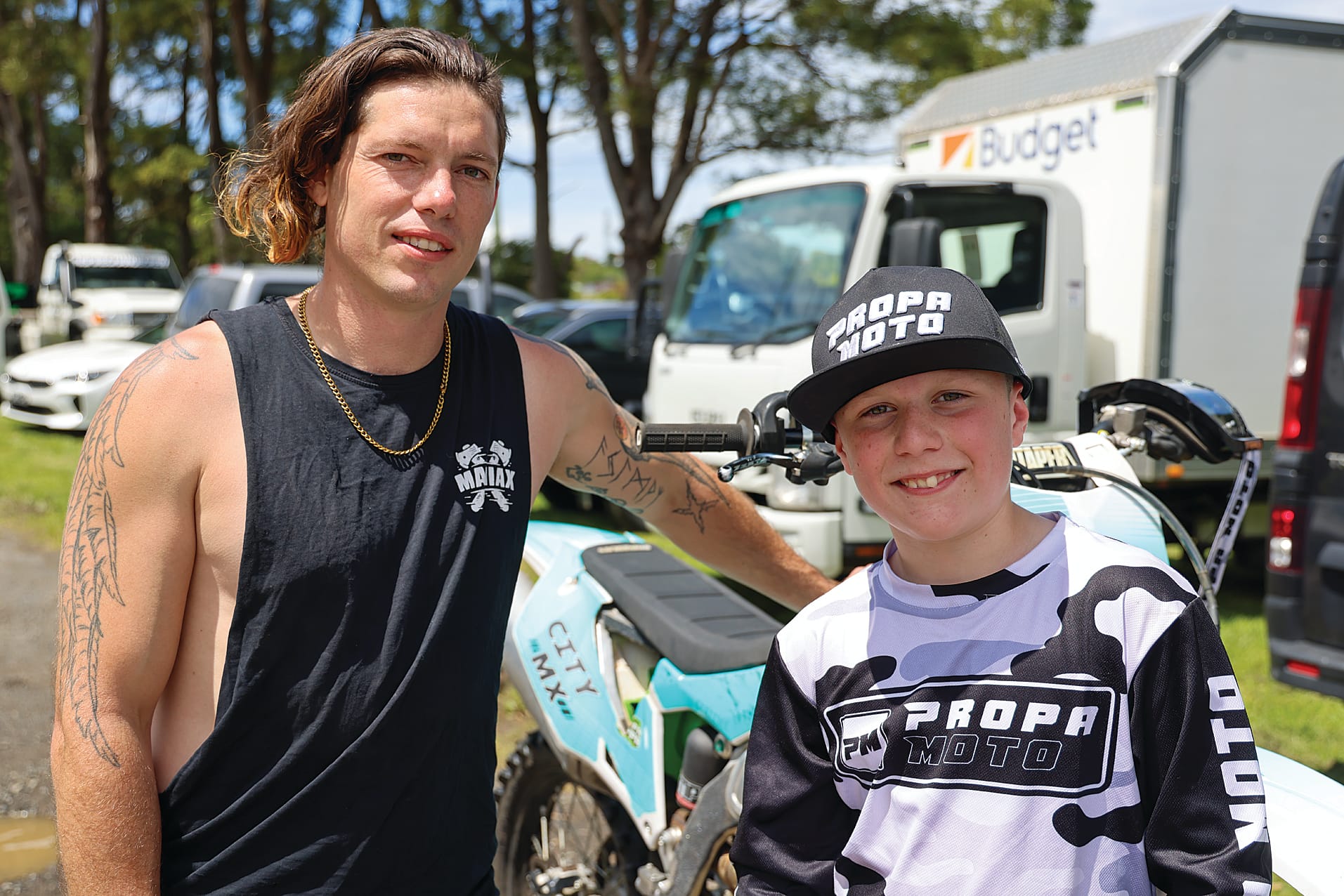 Dirt track rider Dean Robinson and Levii with a KX 450. B41_4625
