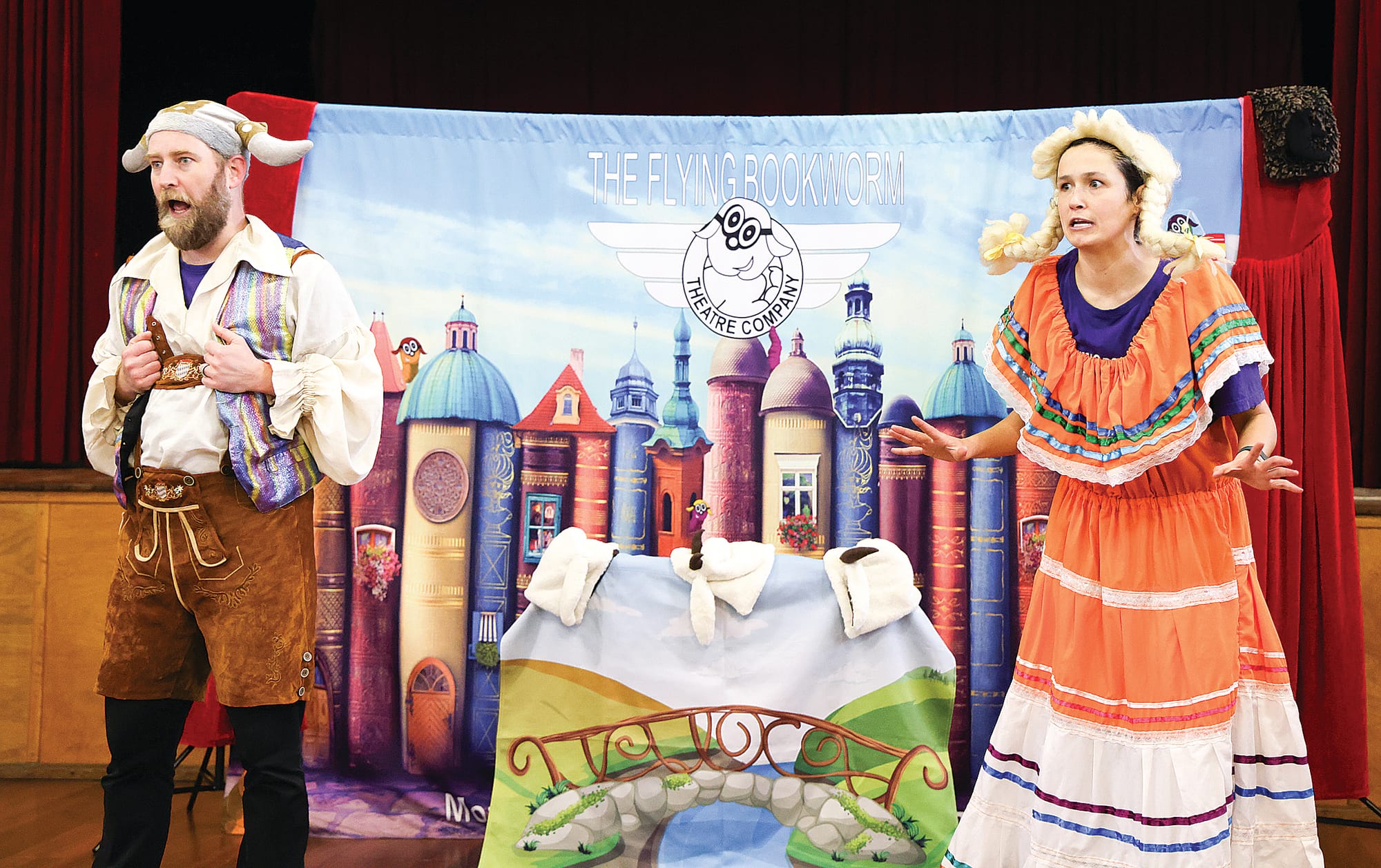 Chris Knight and Emily O’Connor from the Flying Bookworm theatre company entertained a young audience in 
Meeniyan with the story of The Three Billy Goats Gruff. B42_4325