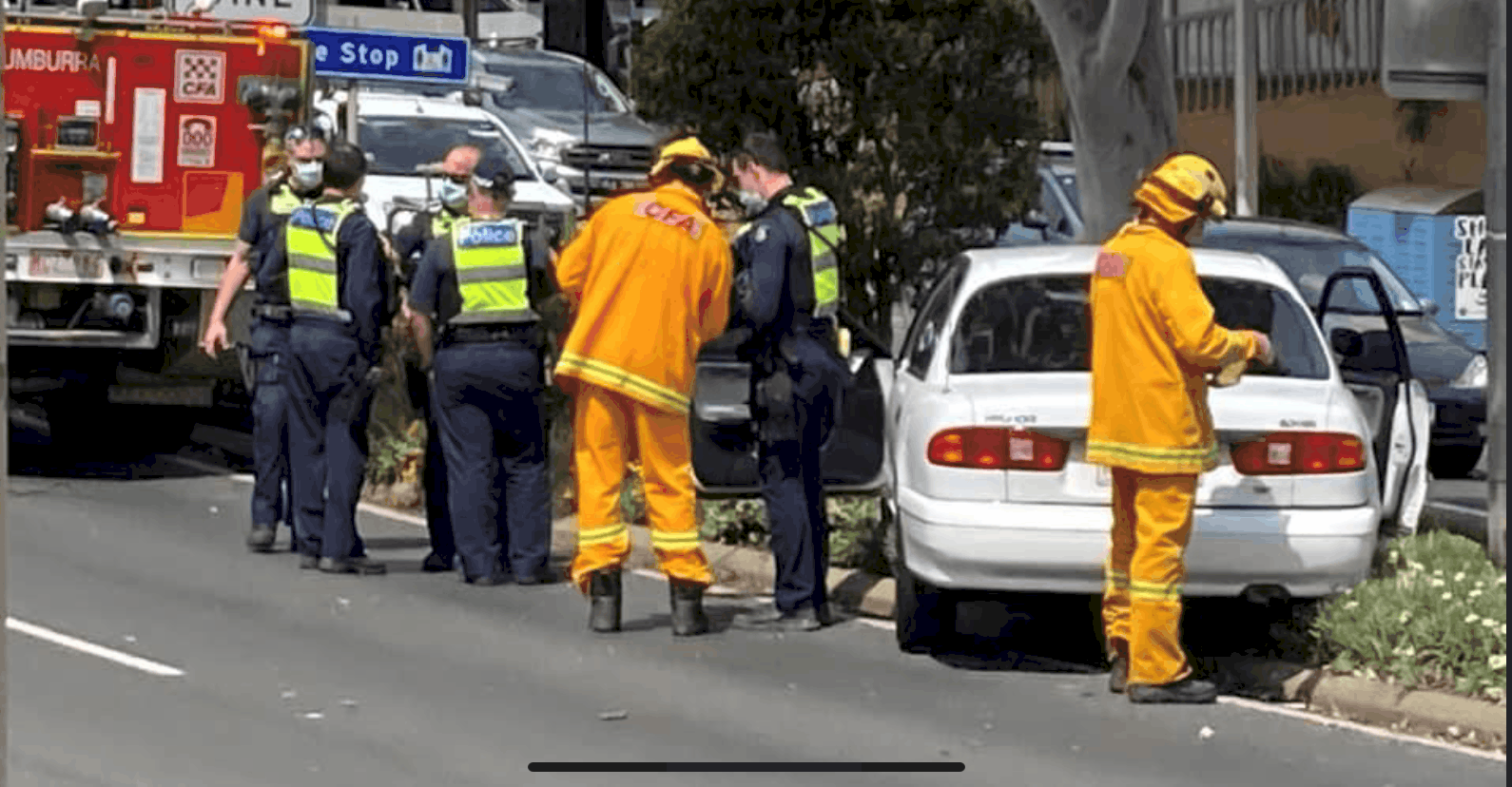Car crashes into tree in centre of Korumburra post image