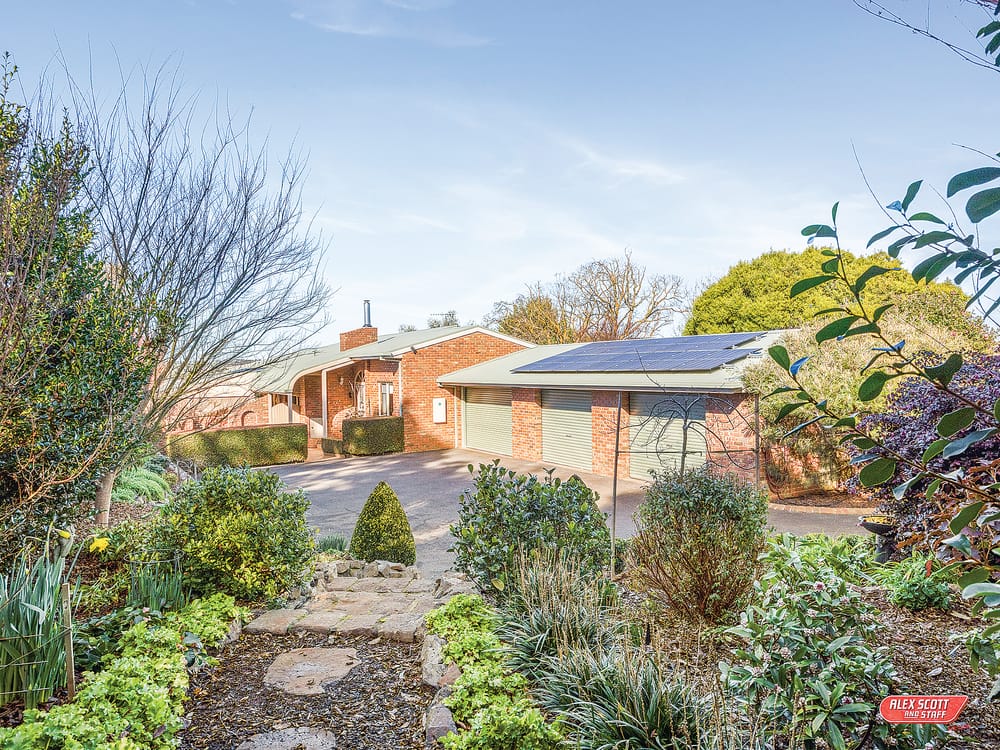 Country charmer set on 1858 sqm of land post image