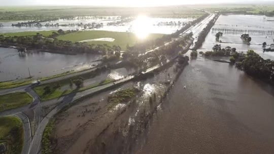 Both highway lanes closed at Lang Lang post image
