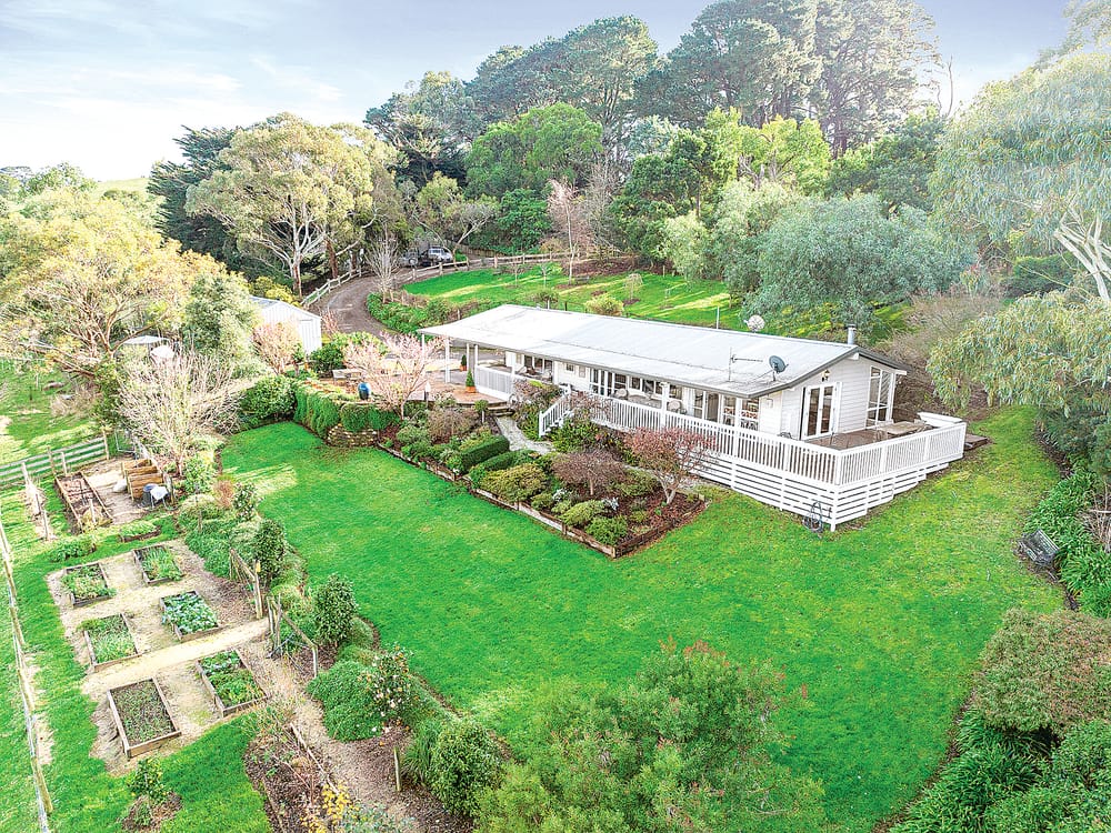 ‘Hillcroft’ fine country living on 8.45 acres post image