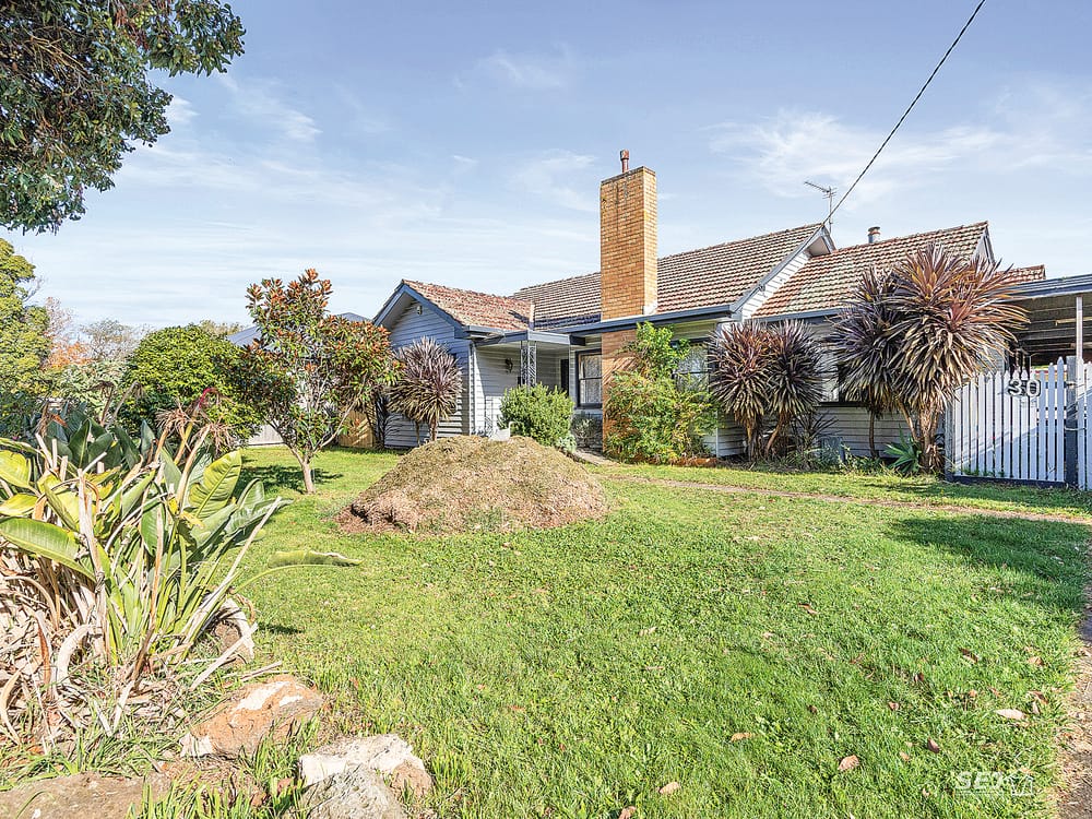 Walk to shops & huge shed! post image