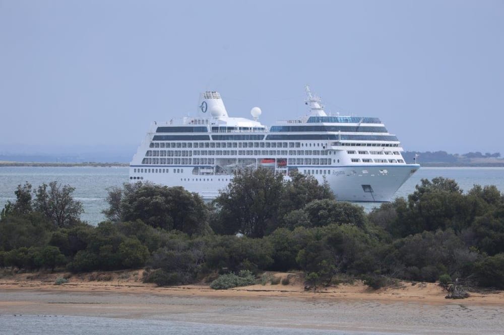 Band plays as ‘Regatta’ passengers arrive on Phillip Island post image