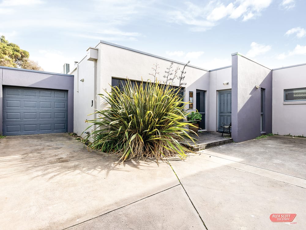 Charming townhouse in Cowes Central - Walk to everything! post image