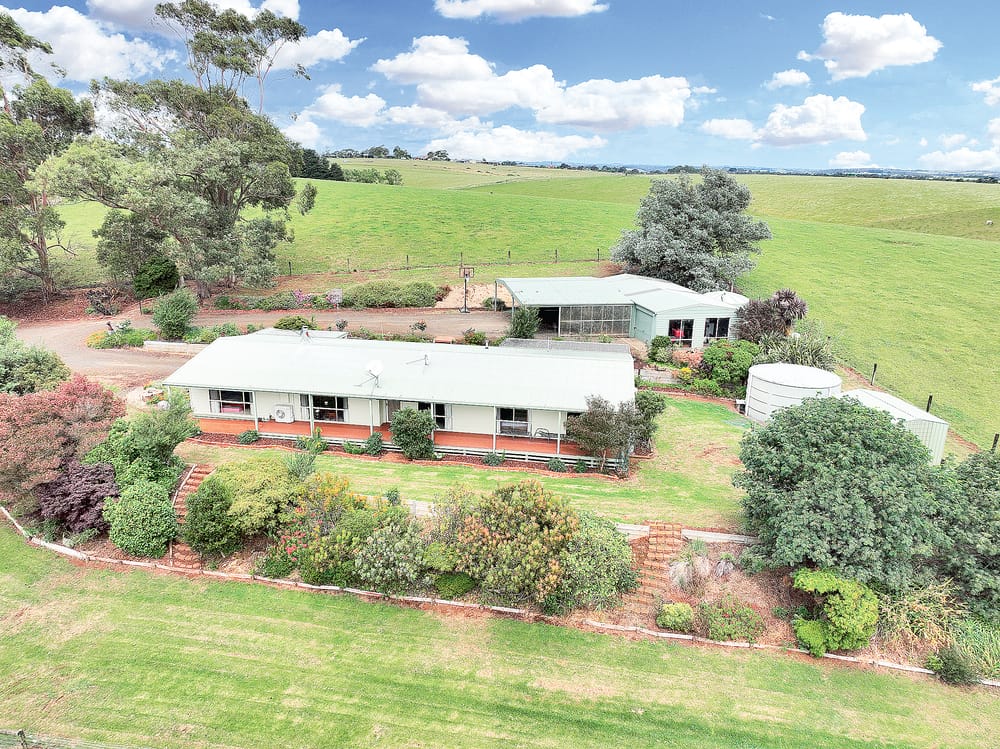 Charming country living on the edge of Leongatha post image